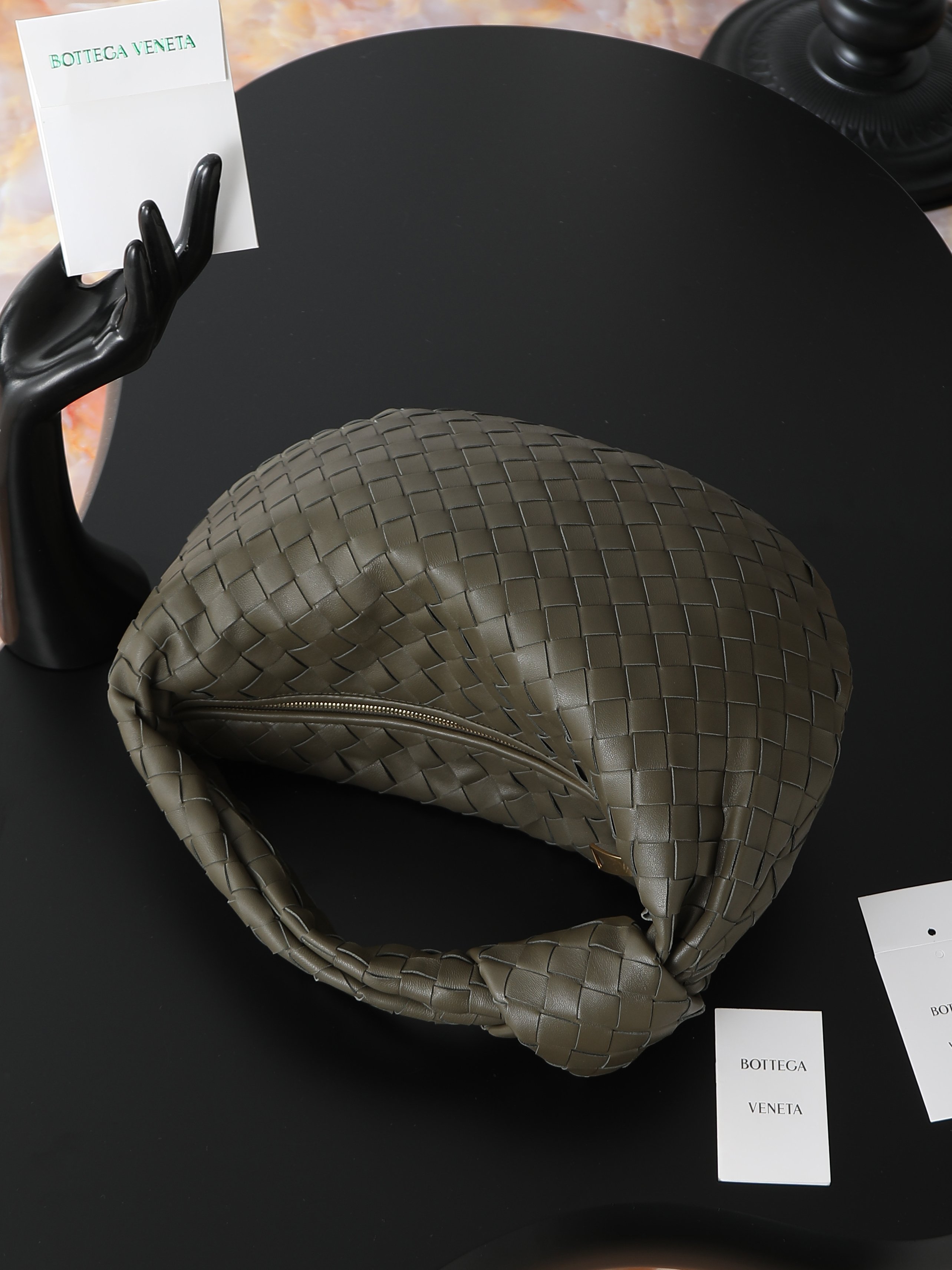🌟 𝐁𝐨𝐭𝐭𝐞𝐠𝐚𝐕𝐞𝐧𝐞𝐭𝐚 - jodie (medium)The medium size object is very durable, firm and sturdy when held in the hand, giving the first impression of being particularly durable 👍On the handle, a carefully designed tie can be seen. When wearing it on the shoulder or back, pay attention to placing the tie directly under the hand. This not only fixes the position of the handbag, but also avoids the situation of the handbag slipping off due to prolonged walking. It can easily accommodate various cosmetics, with one word "very versatile"Size: 36 ✖️ twenty-one ✖️ thirteenNumber: 80700 photo 5