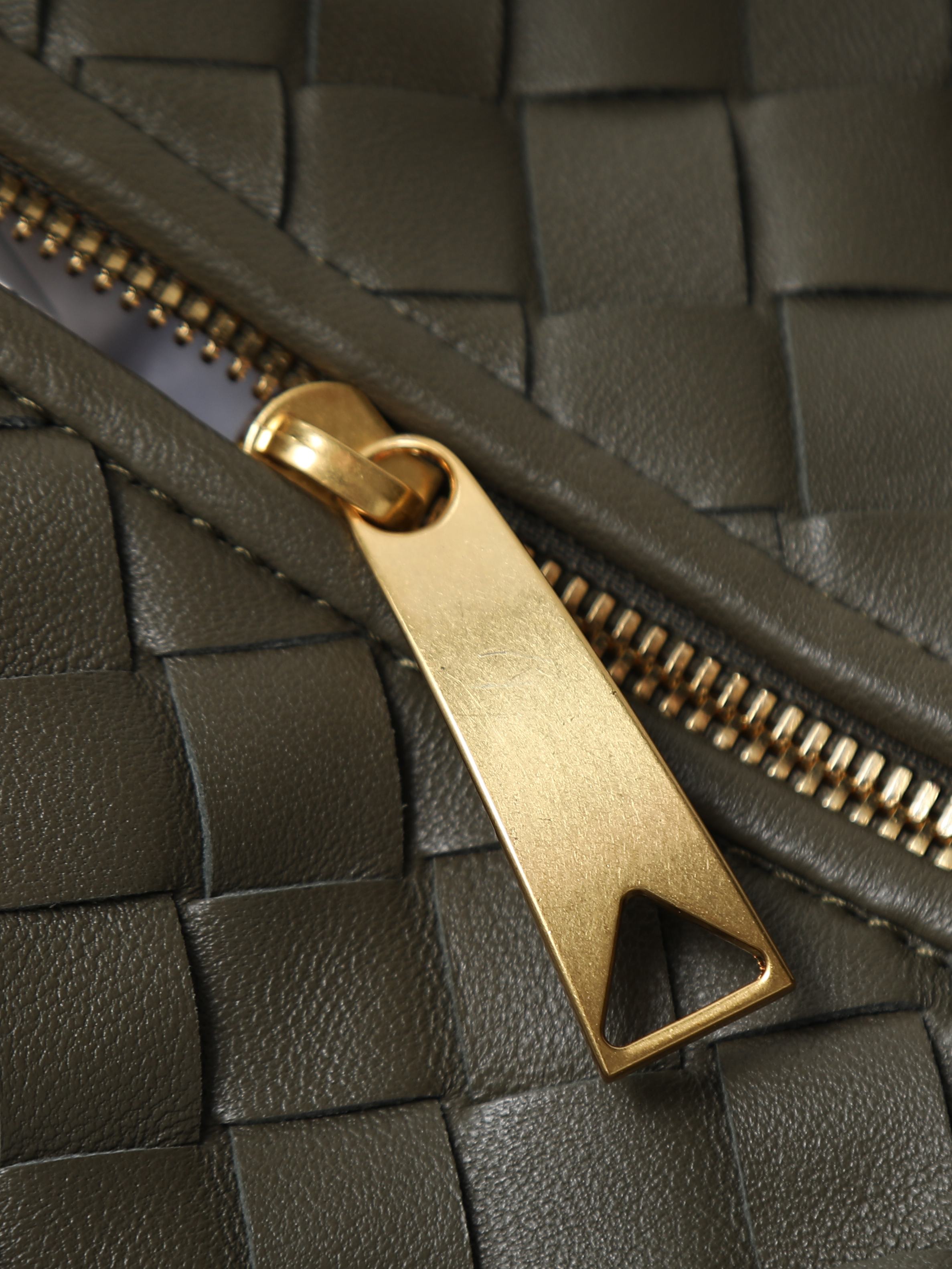🌟 𝐁𝐨𝐭𝐭𝐞𝐠𝐚𝐕𝐞𝐧𝐞𝐭𝐚 - jodie (medium)The medium size object is very durable, firm and sturdy when held in the hand, giving the first impression of being particularly durable 👍On the handle, a carefully designed tie can be seen. When wearing it on the shoulder or back, pay attention to placing the tie directly under the hand. This not only fixes the position of the handbag, but also avoids the situation of the handbag slipping off due to prolonged walking. It can easily accommodate various cosmetics, with one word "very versatile"Size: 36 ✖️ twenty-one ✖️ thirteenNumber: 80700 photo 8