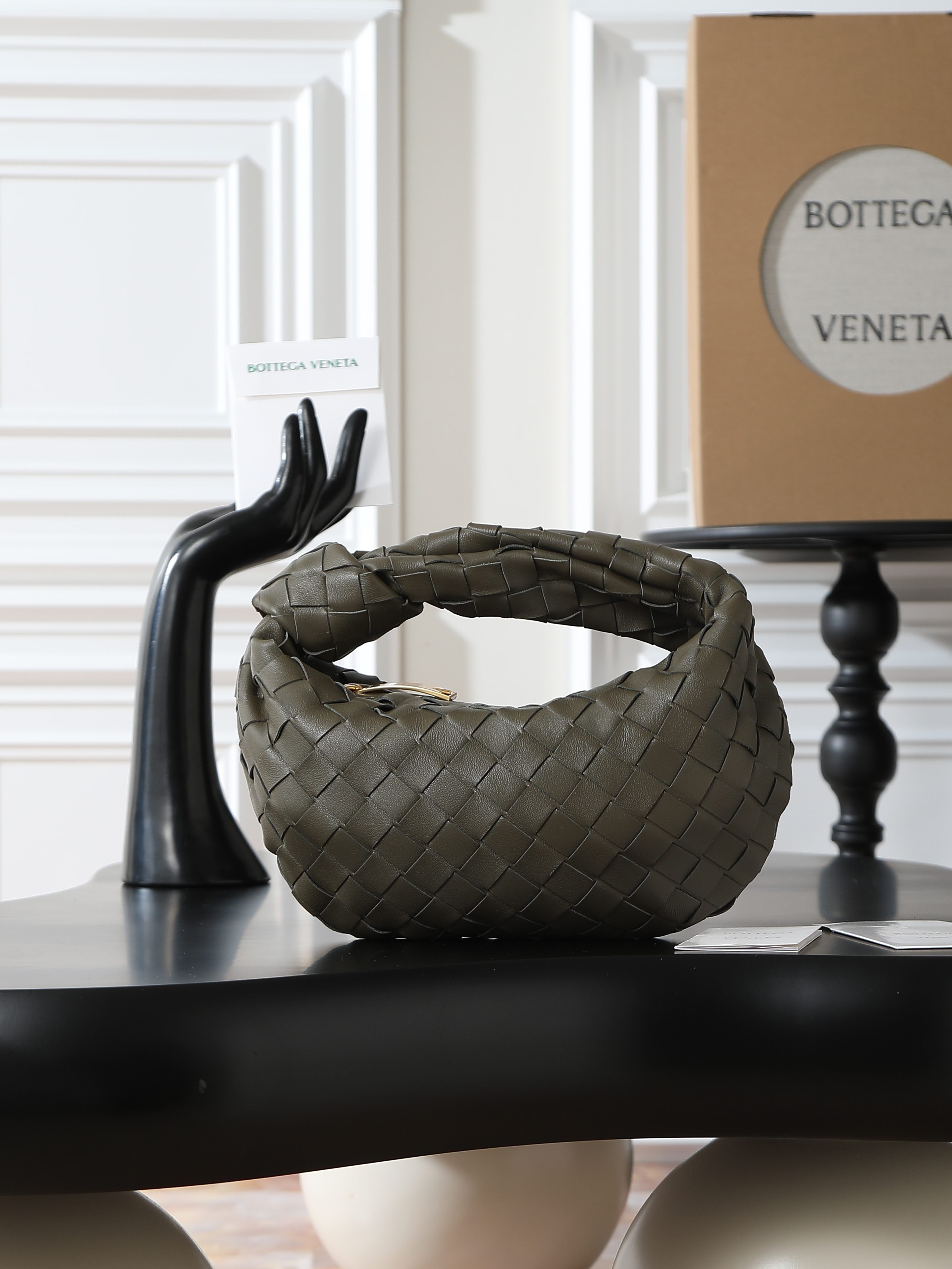 BV Early Spring Series New Product Mini JodieThe new approach is to round the edges and corners based on the original design, using classic woven leather to tie a circular hobo bag. The most iconic triangular pull design adopts a sheepskin soft hanging shape, which is super suitable for concave shapes. Jodie gives a feeling of super tenderness and is definitely the best daily matching item. The unchanged weaving, new twist elements, small and versatile, is the new favorite of street photography and internet celebrities.Size: 23x28x8Number: 80800