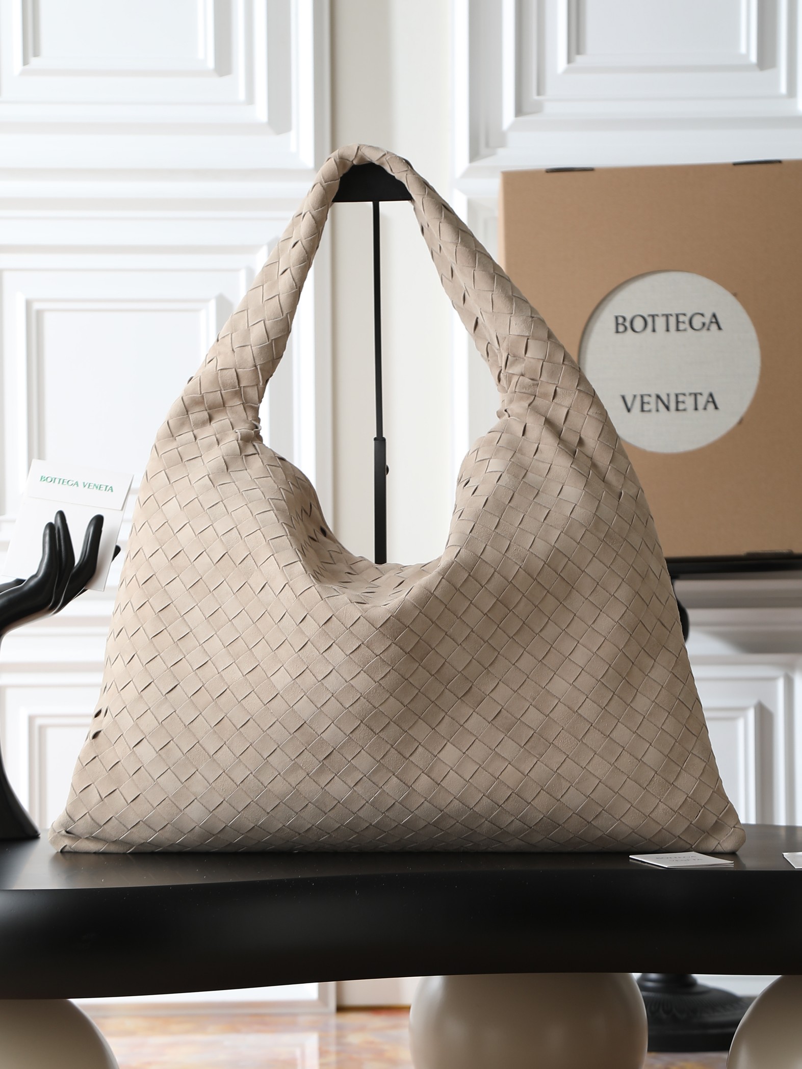 The new Hop size from BV is so special!!Bottega Veneta returns to classic masterpiece~Hop's inspiration comes from our two timeless handbagsSloane and VenetaThe bag body and handle are made of a single piece of leatherTruly representing craftsmanship and creativity!!!The upper body instantly becomes fashionable and refined! Who hasn't bought it yet!Size: 54 × 24 × 13Style number: 80860 photo 2