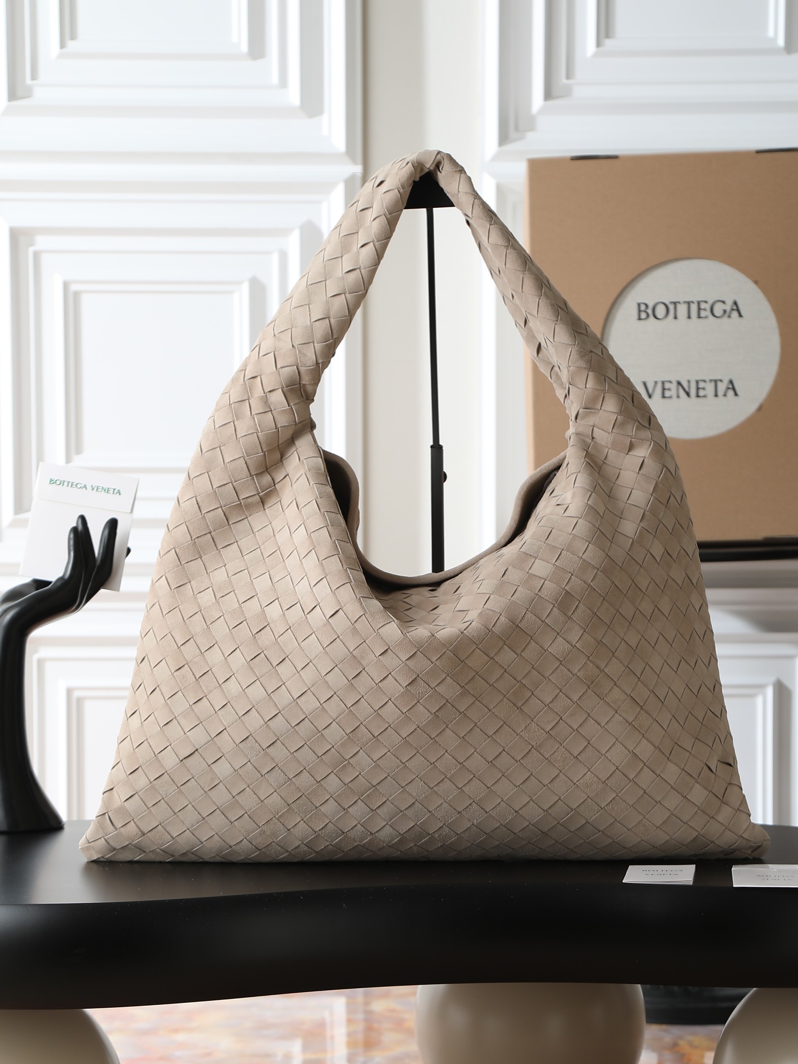 The new Hop size from BV is so special!!Bottega Veneta returns to classic masterpiece~Hop's inspiration comes from our two timeless handbagsSloane and VenetaThe bag body and handle are made of a single piece of leatherTruly representing craftsmanship and creativity!!!The upper body instantly becomes fashionable and refined! Who hasn't bought it yet!Size: 54 × 24 × 13Style number: 80860