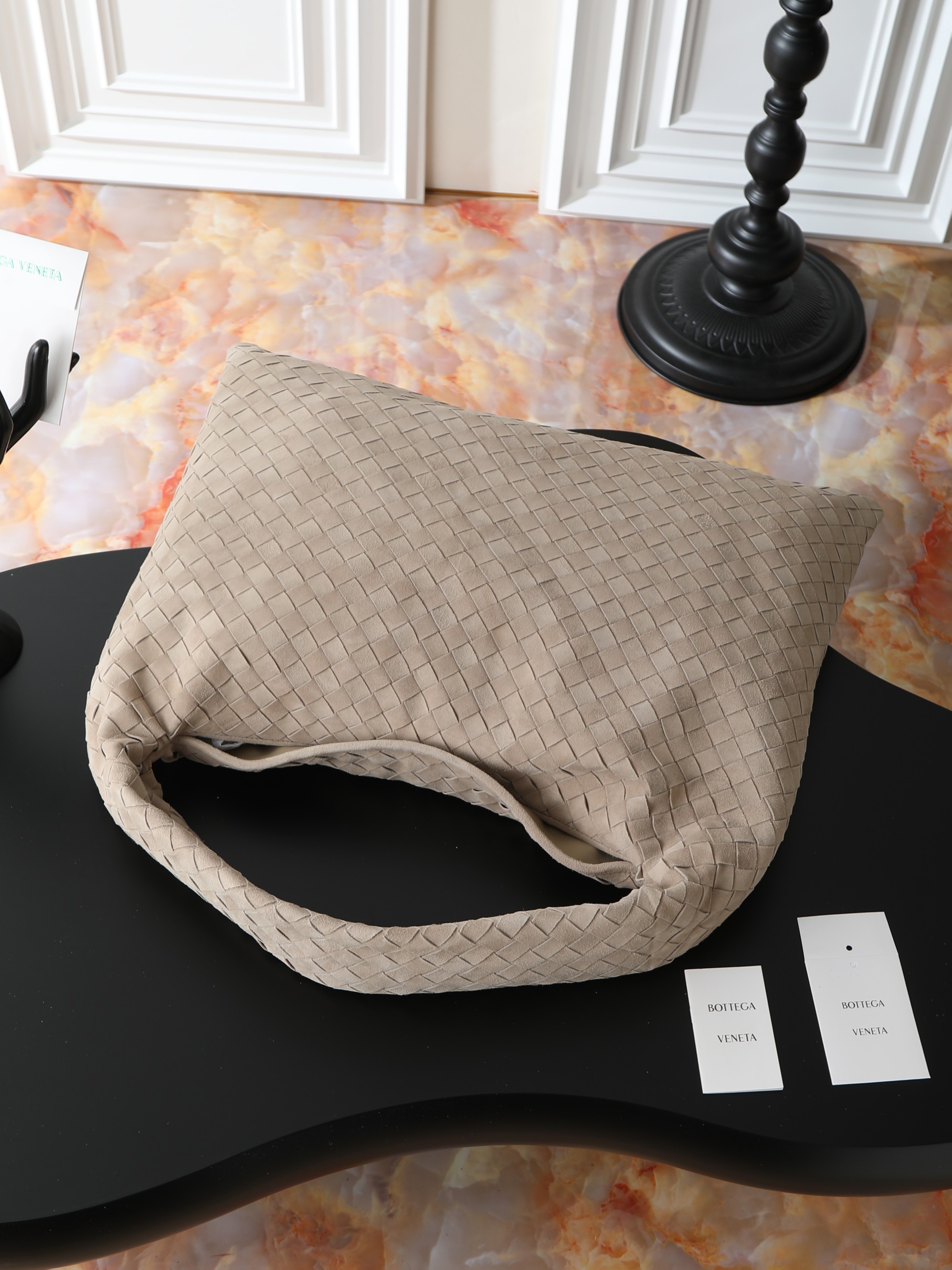 The new Hop size from BV is so special!!Bottega Veneta returns to classic masterpiece~Hop's inspiration comes from our two timeless handbagsSloane and VenetaThe bag body and handle are made of a single piece of leatherTruly representing craftsmanship and creativity!!!The upper body instantly becomes fashionable and refined! Who hasn't bought it yet!Size: 54 × 24 × 13Style number: 80860 photo 4