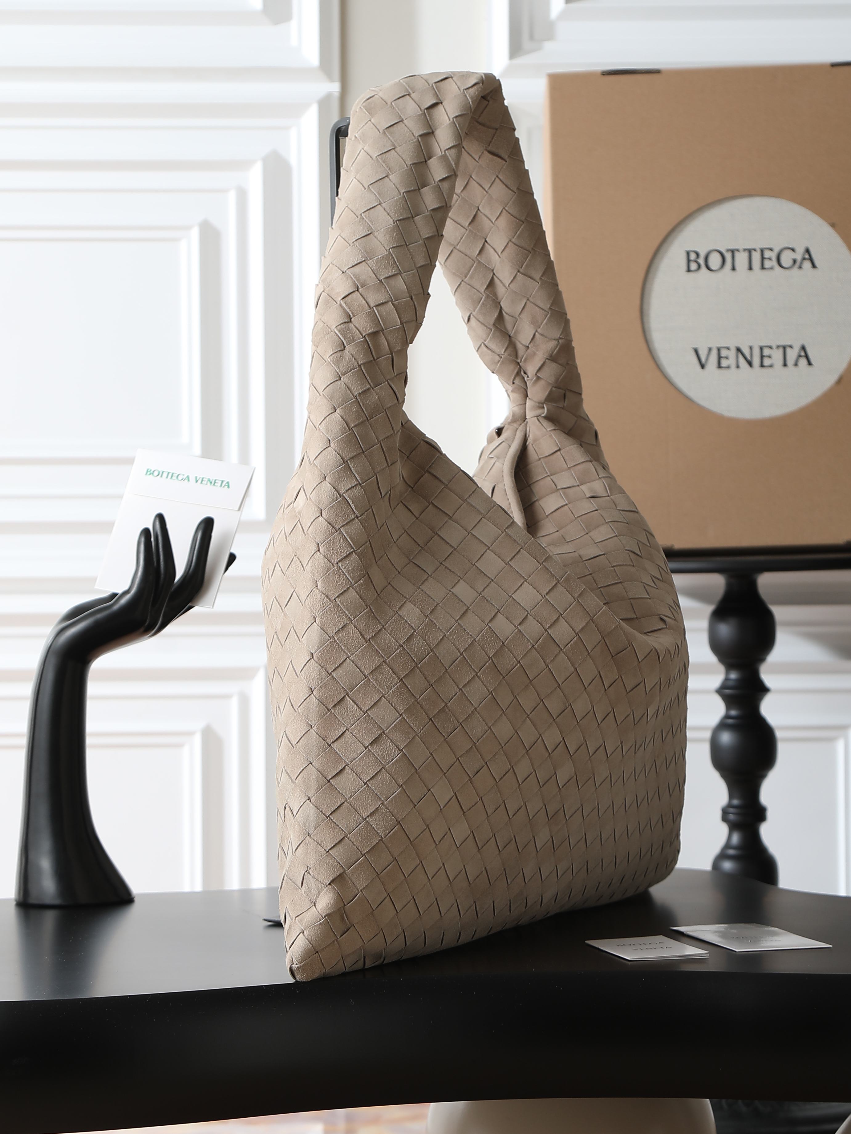 The new Hop size from BV is so special!!Bottega Veneta returns to classic masterpiece~Hop's inspiration comes from our two timeless handbagsSloane and VenetaThe bag body and handle are made of a single piece of leatherTruly representing craftsmanship and creativity!!!The upper body instantly becomes fashionable and refined! Who hasn't bought it yet!Size: 54 × 24 × 13Style number: 80860 photo 5