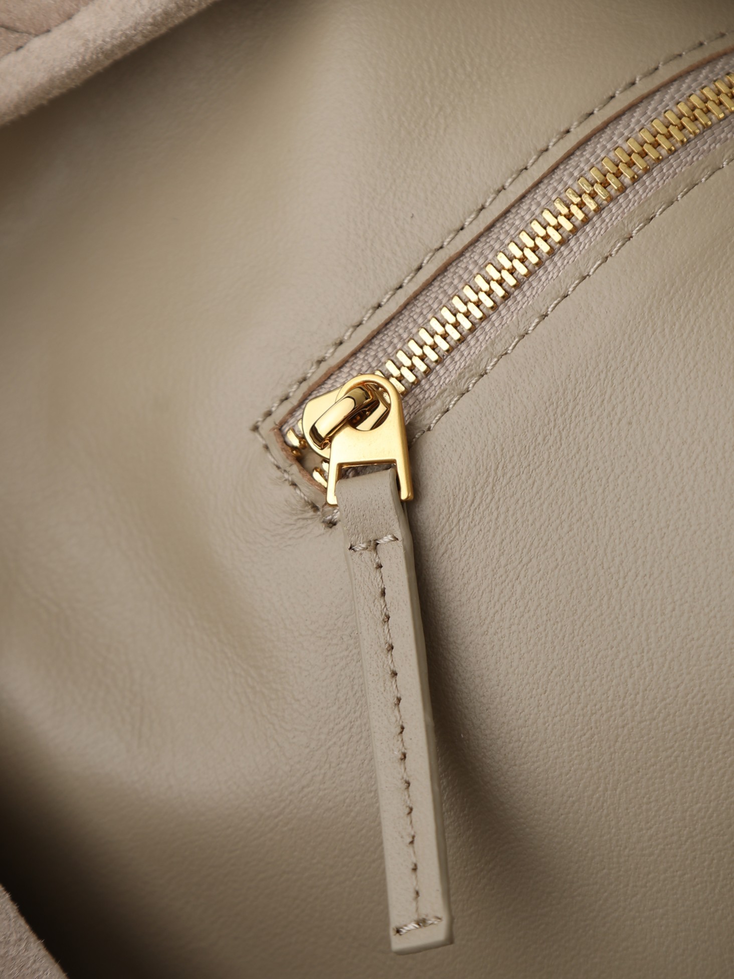 The new Hop size from BV is so special!!Bottega Veneta returns to classic masterpiece~Hop's inspiration comes from our two timeless handbagsSloane and VenetaThe bag body and handle are made of a single piece of leatherTruly representing craftsmanship and creativity!!!The upper body instantly becomes fashionable and refined! Who hasn't bought it yet!Size: 54 × 24 × 13Style number: 80860 photo 7