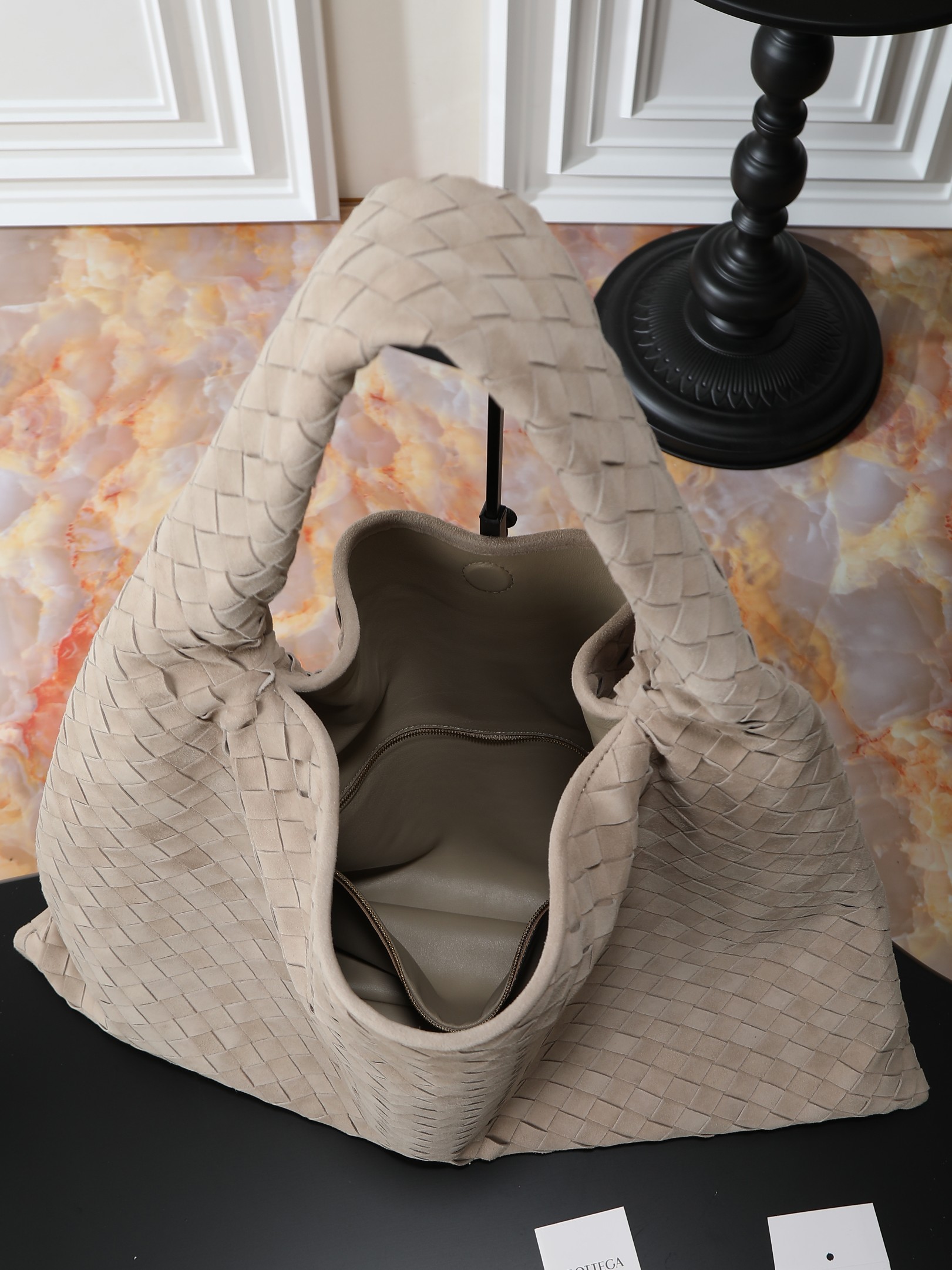 The new Hop size from BV is so special!!Bottega Veneta returns to classic masterpiece~Hop's inspiration comes from our two timeless handbagsSloane and VenetaThe bag body and handle are made of a single piece of leatherTruly representing craftsmanship and creativity!!!The upper body instantly becomes fashionable and refined! Who hasn't bought it yet!Size: 54 × 24 × 13Style number: 80860 photo 8
