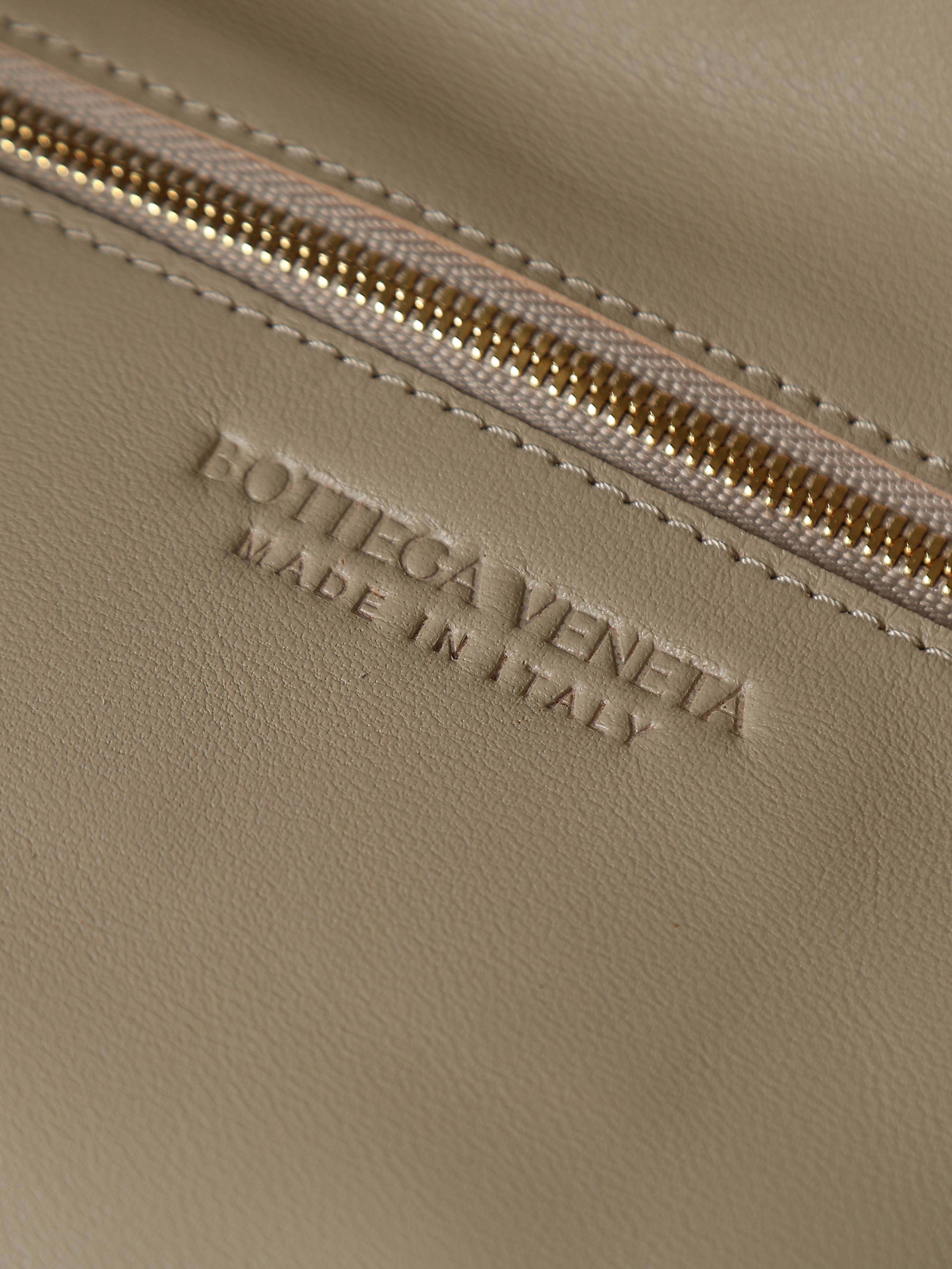The new Hop size from BV is so special!!Bottega Veneta returns to classic masterpiece~Hop's inspiration comes from our two timeless handbagsSloane and VenetaThe bag body and handle are made of a single piece of leatherTruly representing craftsmanship and creativity!!!The upper body instantly becomes fashionable and refined! Who hasn't bought it yet!Size: 54 × 24 × 13Style number: 80860 photo 9