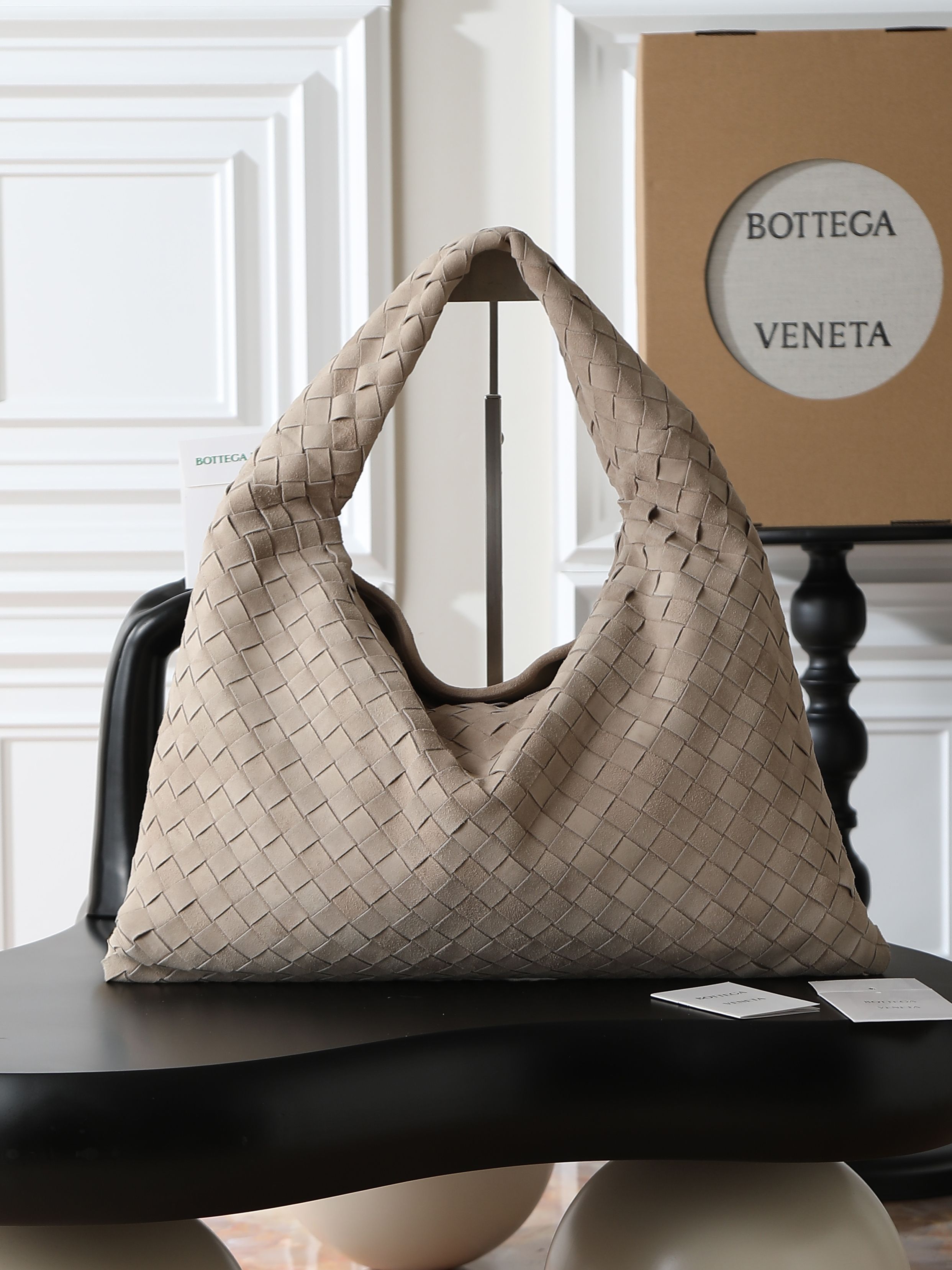 BV brand new (medium size 46cm) HOP series handbagSharp edges, flexible and fashionableInspired by classic handbags Sloane and VenetaThe classic leather weaving process of Baodie Home is handmade, with seamless stitching on the entire body and a stacked tower suction buckle design for easy accessSize: 46 * 21 * 10cmStyle number: 796262