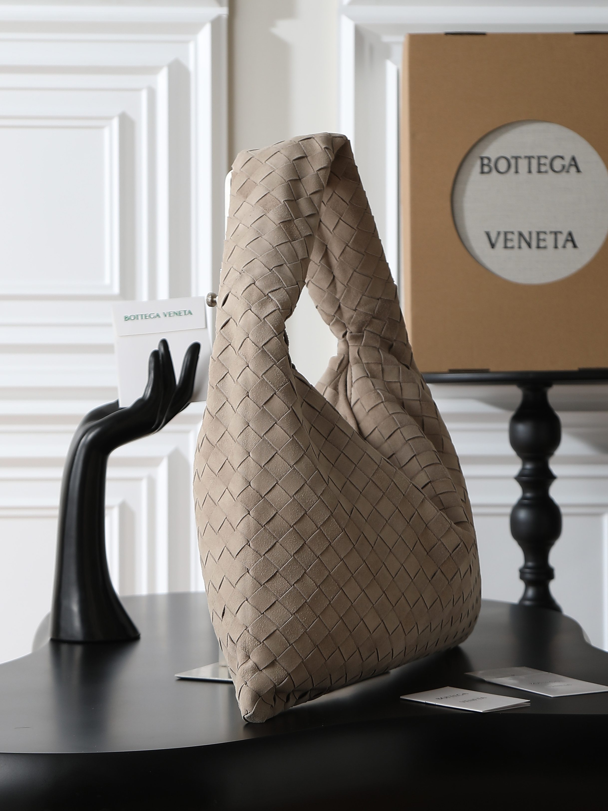 BV brand new (medium size 46cm) HOP series handbagSharp edges, flexible and fashionableInspired by classic handbags Sloane and VenetaThe classic leather weaving process of Baodie Home is handmade, with seamless stitching on the entire body and a stacked tower suction buckle design for easy accessSize: 46 * 21 * 10cmStyle number: 796262 photo 4