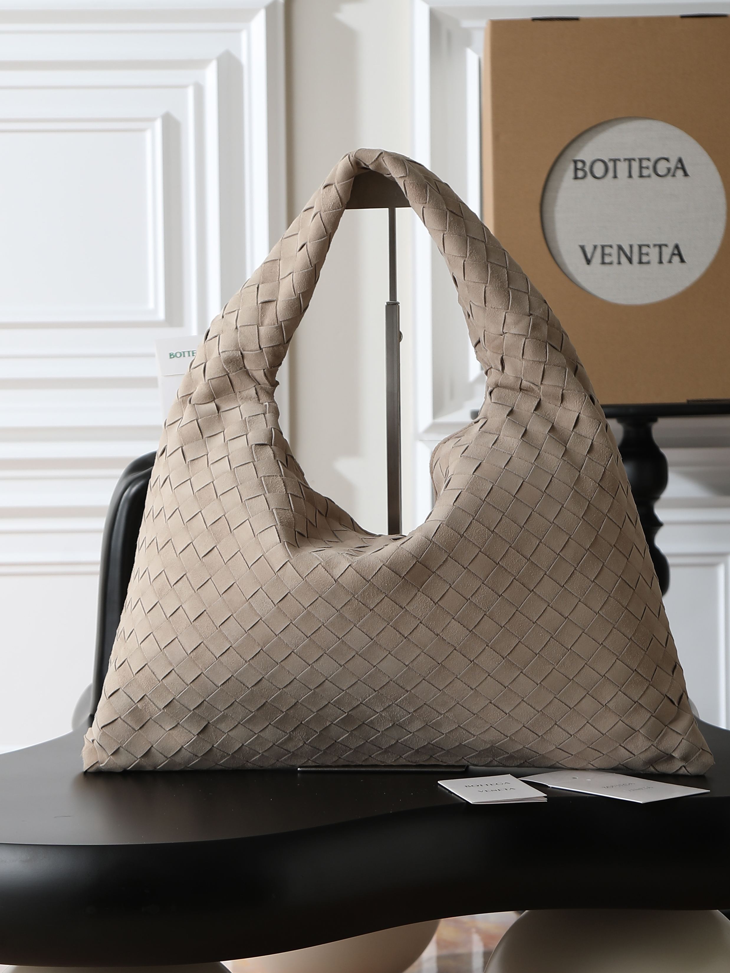 BV brand new (medium size 46cm) HOP series handbagSharp edges, flexible and fashionableInspired by classic handbags Sloane and VenetaThe classic leather weaving process of Baodie Home is handmade, with seamless stitching on the entire body and a stacked tower suction buckle design for easy accessSize: 46 * 21 * 10cmStyle number: 796262 photo 5