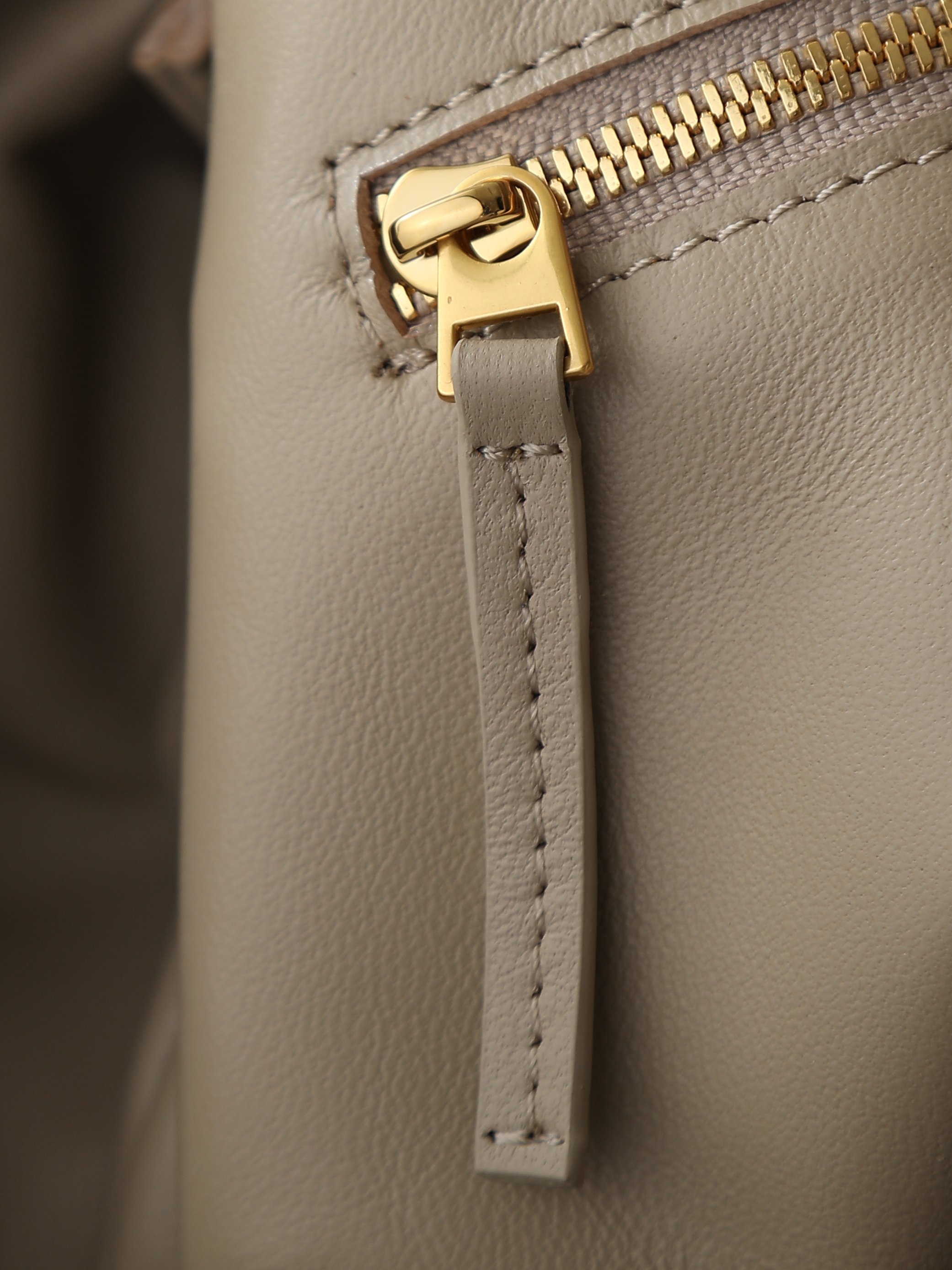 BV brand new (medium size 46cm) HOP series handbagSharp edges, flexible and fashionableInspired by classic handbags Sloane and VenetaThe classic leather weaving process of Baodie Home is handmade, with seamless stitching on the entire body and a stacked tower suction buckle design for easy accessSize: 46 * 21 * 10cmStyle number: 796262 photo 6
