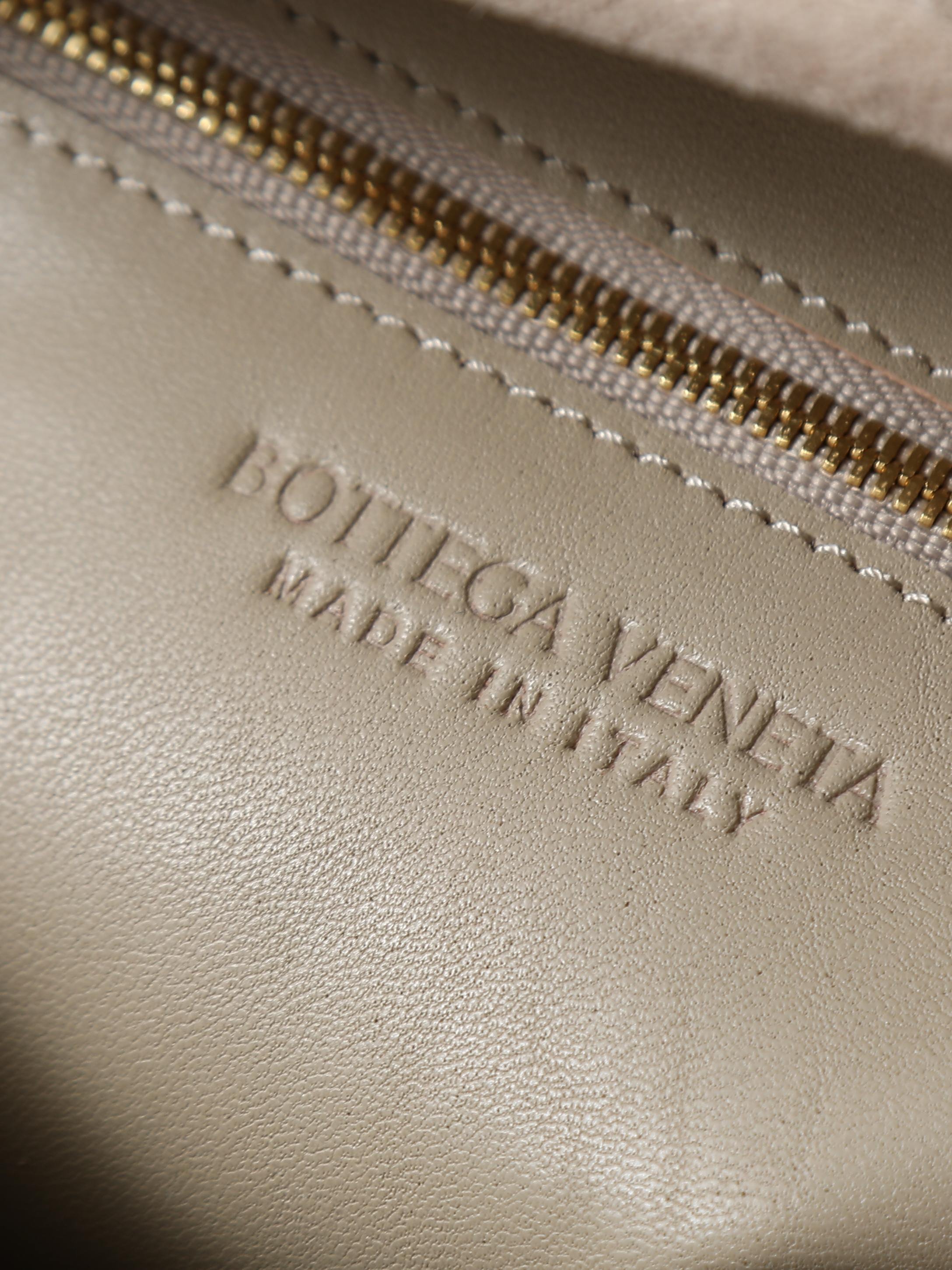 BV brand new (medium size 46cm) HOP series handbagSharp edges, flexible and fashionableInspired by classic handbags Sloane and VenetaThe classic leather weaving process of Baodie Home is handmade, with seamless stitching on the entire body and a stacked tower suction buckle design for easy accessSize: 46 * 21 * 10cmStyle number: 796262 photo 8