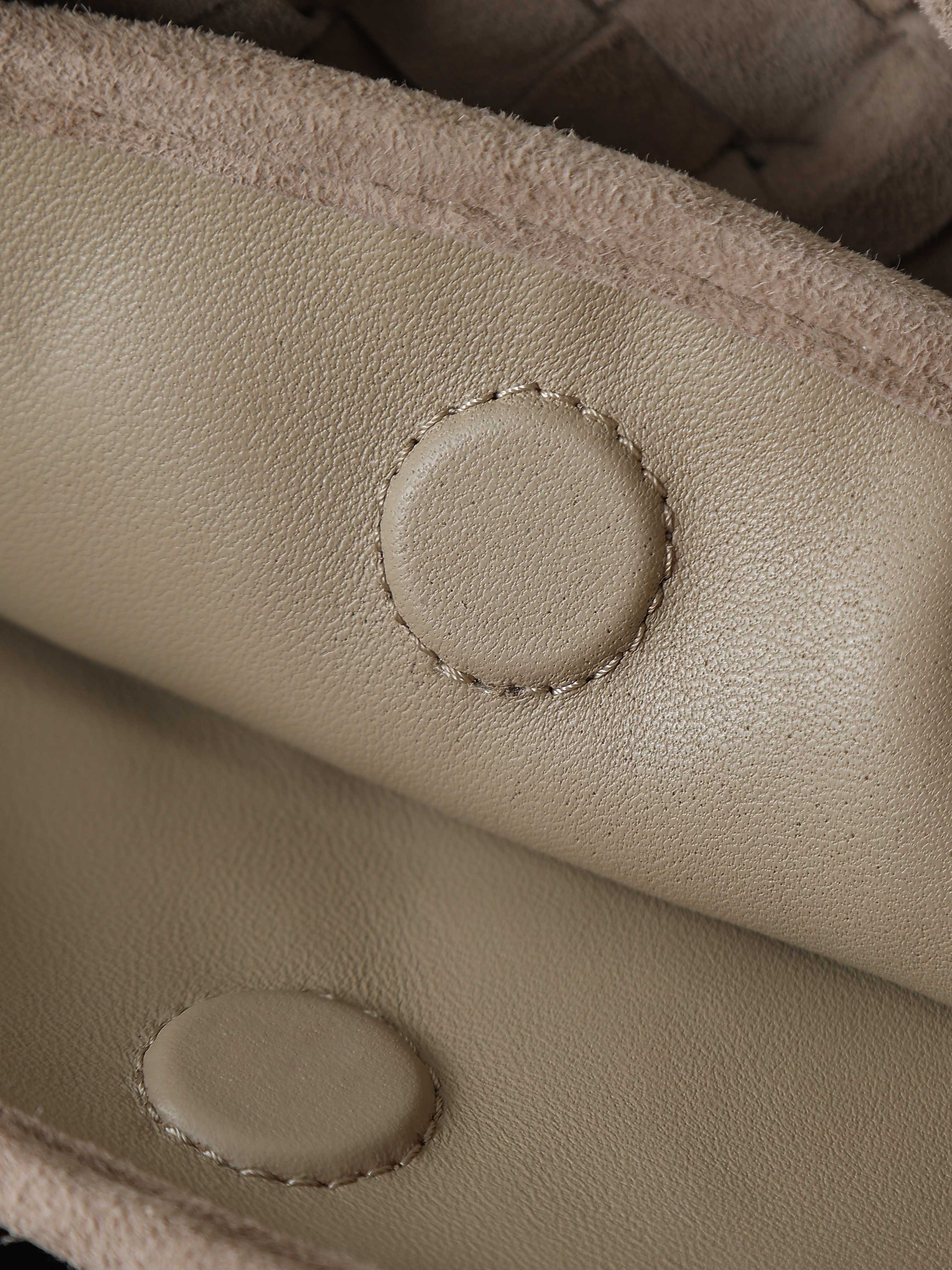 BV brand new (medium size 46cm) HOP series handbagSharp edges, flexible and fashionableInspired by classic handbags Sloane and VenetaThe classic leather weaving process of Baodie Home is handmade, with seamless stitching on the entire body and a stacked tower suction buckle design for easy accessSize: 46 * 21 * 10cmStyle number: 796262 photo 9