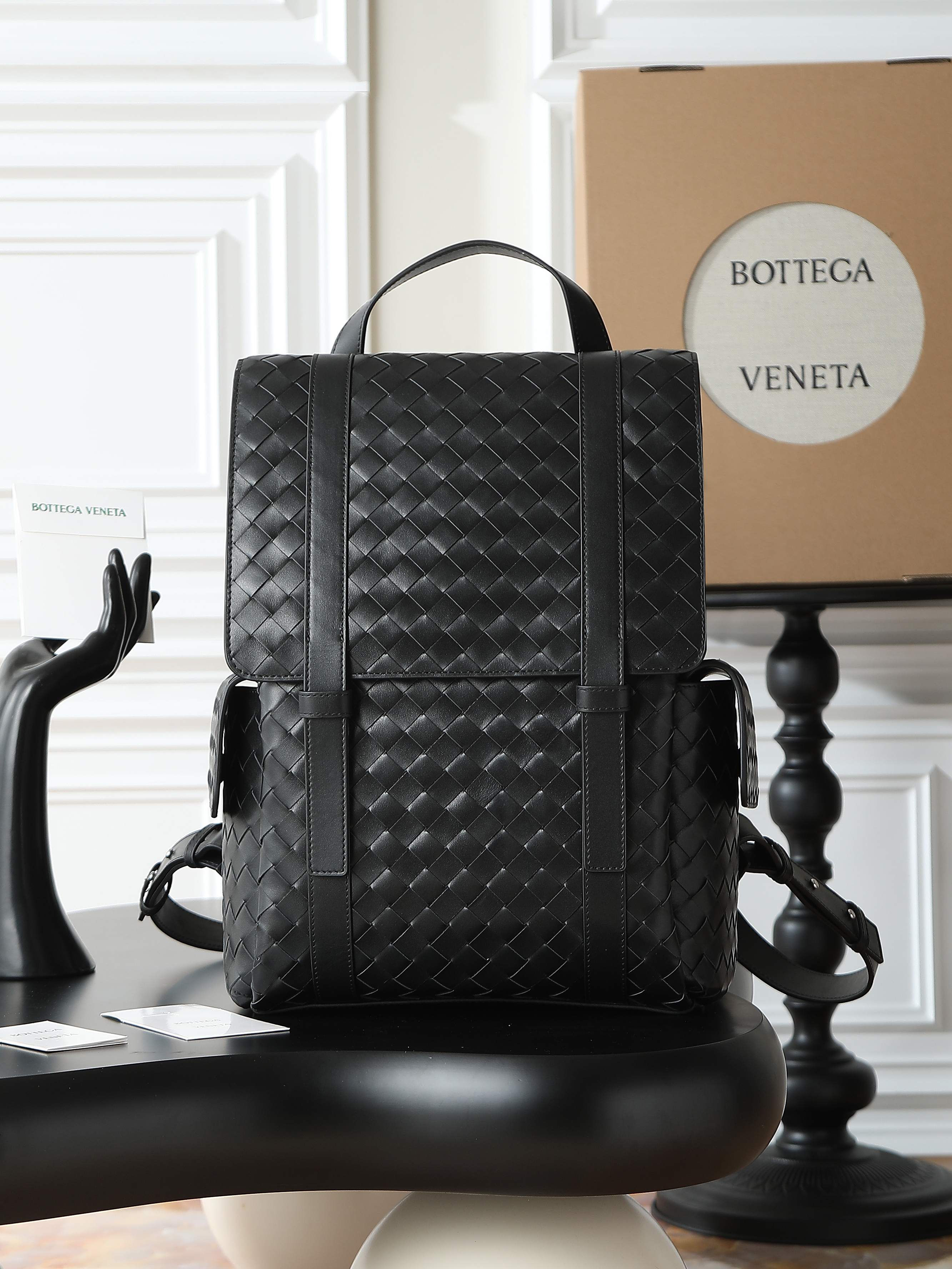 BV Men's Classic Backpack | Essential Dressing Item 🌟✨ Bottegaveneta 2025 Back To School Backpack 🎒Classic and texture collisionInspired by the classic student backpack 🎒 But it fills up the sense of luxury! Smooth calf leather with iconic Intreccciato weaving technique, retro yet exquisite, carrying a youthful campus feel without losing mature charm~Design details control ecstasy✅ The flip cover is fixed with leather shoulder straps that pass through the leather ring buckle, and the magnetic buckle is super convenient, providing a full sense of security 🔒✅ Top handle, double straps, back full leather design, explosive texture 💥 On the back is the 'texture spokesperson' for walking✅ There are pockets on both sides, rich internal compartments, and laptops 📕 Small items can be securely stored, practical and aesthetically pleasingStyle number: 805971Size: 39 * 31 * 4cm