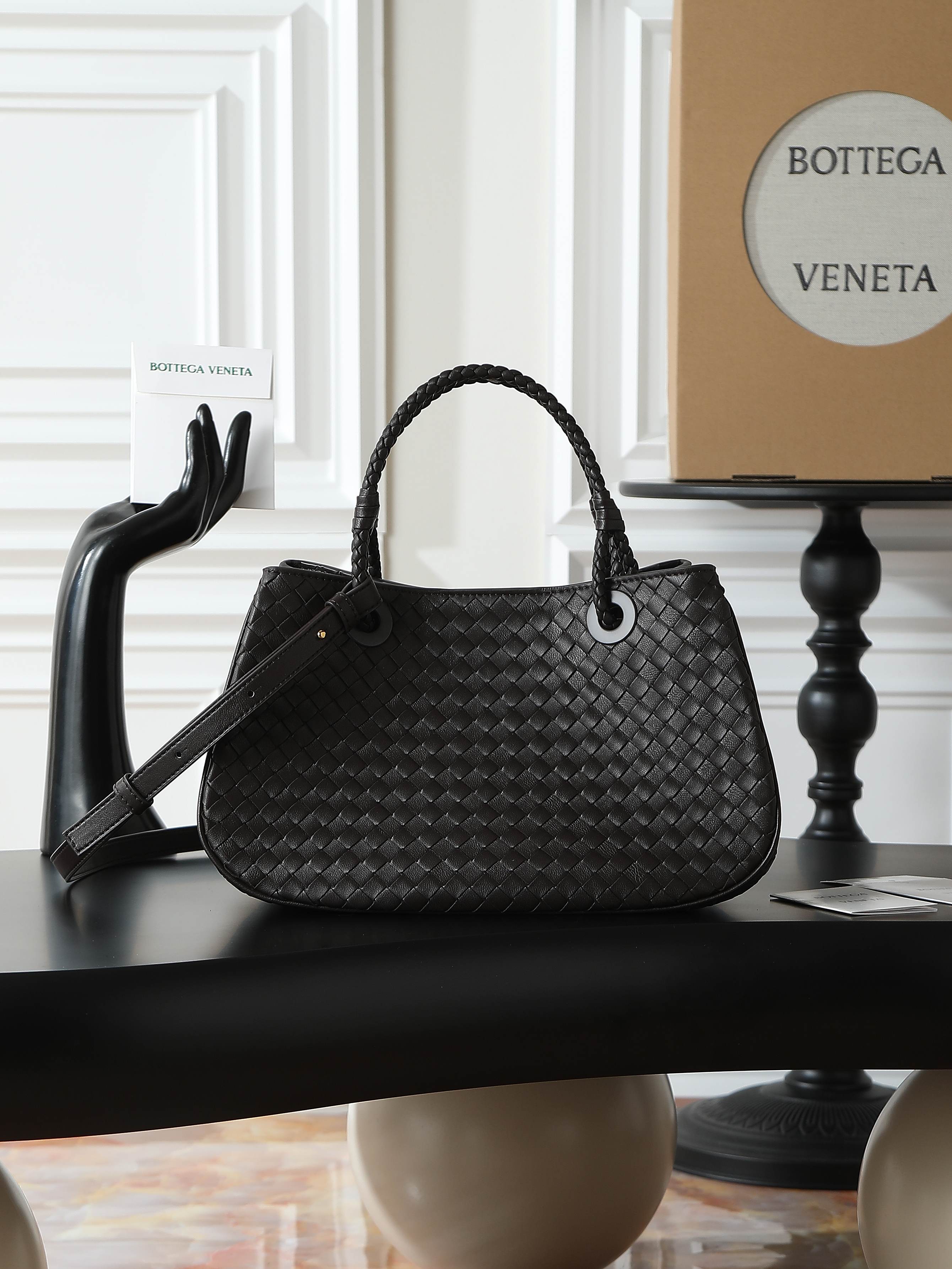 BV early autumn Basket classic returns💖
If you want to find a bag that can accompany you for a long time👜then this BV Basket must be added to your list! Basket is a collection bag originating from the archives in 2002, classic and timeless✨ The handbag is made of European Nappa lambskin, which is soft and delicate🥰With the iconic Intrecciato weaving process, every stitch reveals ingenuity~ There is also a limited edition golden nameplate inside, engraved with the collection year, which is low-key and full of high-end luxury! 💫 It can be carried by hand or cross-body, practicality and appearance are both online ~ 💕Fashionable ladies who like BV come to me to get the same style~
Model number: 836261
Size: 31*18.5*16cm