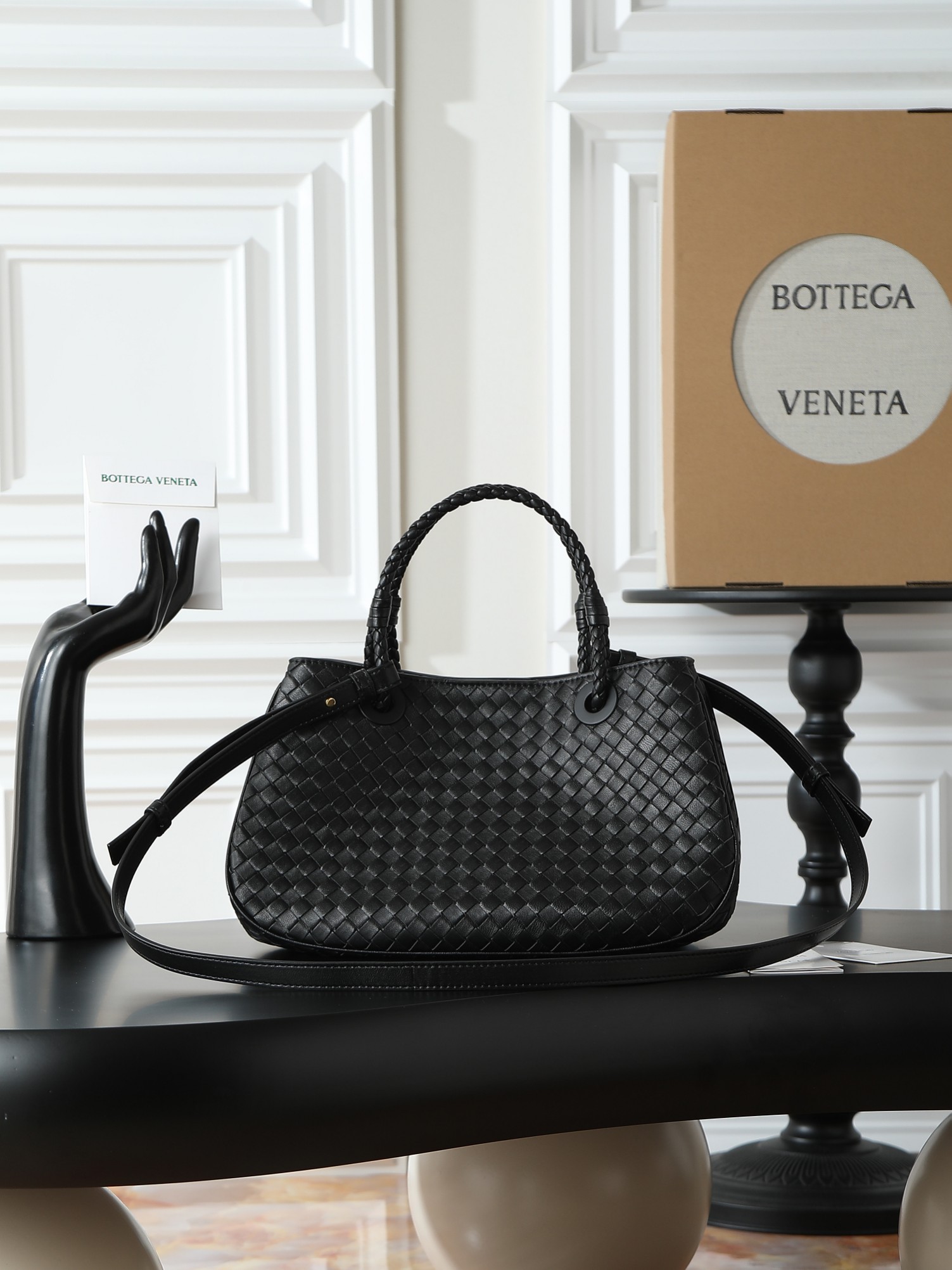 BV early autumn Basket classic returns💖
If you want to find a bag that can accompany you for a long time👜​then this BV Basket must be added to your list!​ Basket is a collection bag originating from the archives in 2002, classic and timeless✨​ The handbag is made of European Nappa lambskin, which is soft and delicate🥰With the iconic Intrecciato weaving process, every stitch reveals ingenuity~ There is also a limited edition golden nameplate inside, engraved with the collection year, which is low-key and full of high-end luxury! 💫 It can be carried by hand or cross-body, practicality and appearance are both online ~ 💕Fashionable ladies who like BV come to me to get the same style~
​Model number: 836261
Size: 31*18.5*16cm photo 1