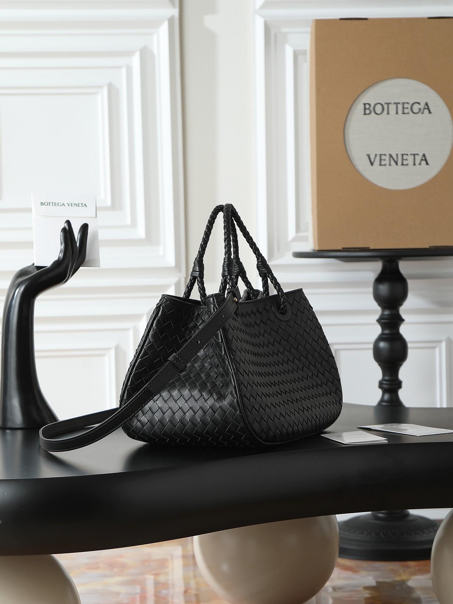 BV early autumn Basket classic returns💖
If you want to find a bag that can accompany you for a long time👜​then this BV Basket must be added to your list!​ Basket is a collection bag originating from the archives in 2002, classic and timeless✨​ The handbag is made of European Nappa lambskin, which is soft and delicate🥰With the iconic Intrecciato weaving process, every stitch reveals ingenuity~ There is also a limited edition golden nameplate inside, engraved with the collection year, which is low-key and full of high-end luxury! 💫 It can be carried by hand or cross-body, practicality and appearance are both online ~ 💕Fashionable ladies who like BV come to me to get the same style~
​Model number: 836261
Size: 31*18.5*16cm photo 2