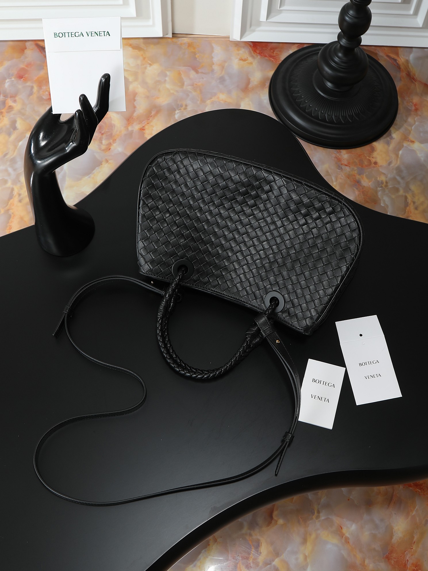 BV early autumn Basket classic returns💖
If you want to find a bag that can accompany you for a long time👜​then this BV Basket must be added to your list!​ Basket is a collection bag originating from the archives in 2002, classic and timeless✨​ The handbag is made of European Nappa lambskin, which is soft and delicate🥰With the iconic Intrecciato weaving process, every stitch reveals ingenuity~ There is also a limited edition golden nameplate inside, engraved with the collection year, which is low-key and full of high-end luxury! 💫 It can be carried by hand or cross-body, practicality and appearance are both online ~ 💕Fashionable ladies who like BV come to me to get the same style~
​Model number: 836261
Size: 31*18.5*16cm photo 3