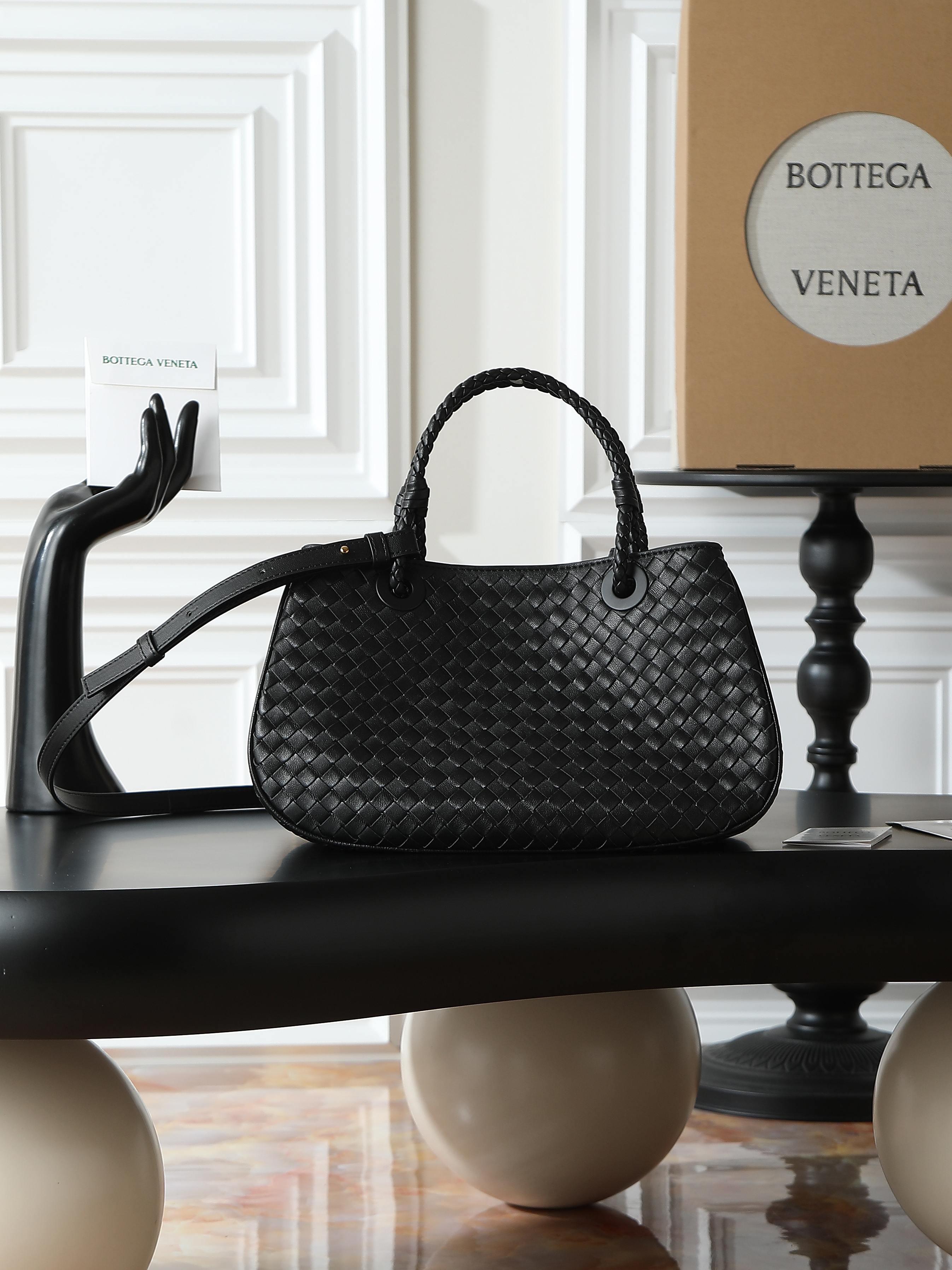 BV early autumn Basket classic returns💖
If you want to find a bag that can accompany you for a long time👜then this BV Basket must be added to your list! Basket is a collection bag originating from the archives in 2002, classic and timeless✨ The handbag is made of European Nappa lambskin, which is soft and delicate🥰With the iconic Intrecciato weaving process, every stitch reveals ingenuity~ There is also a limited edition golden nameplate inside, engraved with the collection year, which is low-key and full of high-end luxury! 💫 It can be carried by hand or cross-body, practicality and appearance are both online ~ 💕Fashionable ladies who like BV come to me to get the same style~
Model number: 836261
Size: 31*18.5*16cm