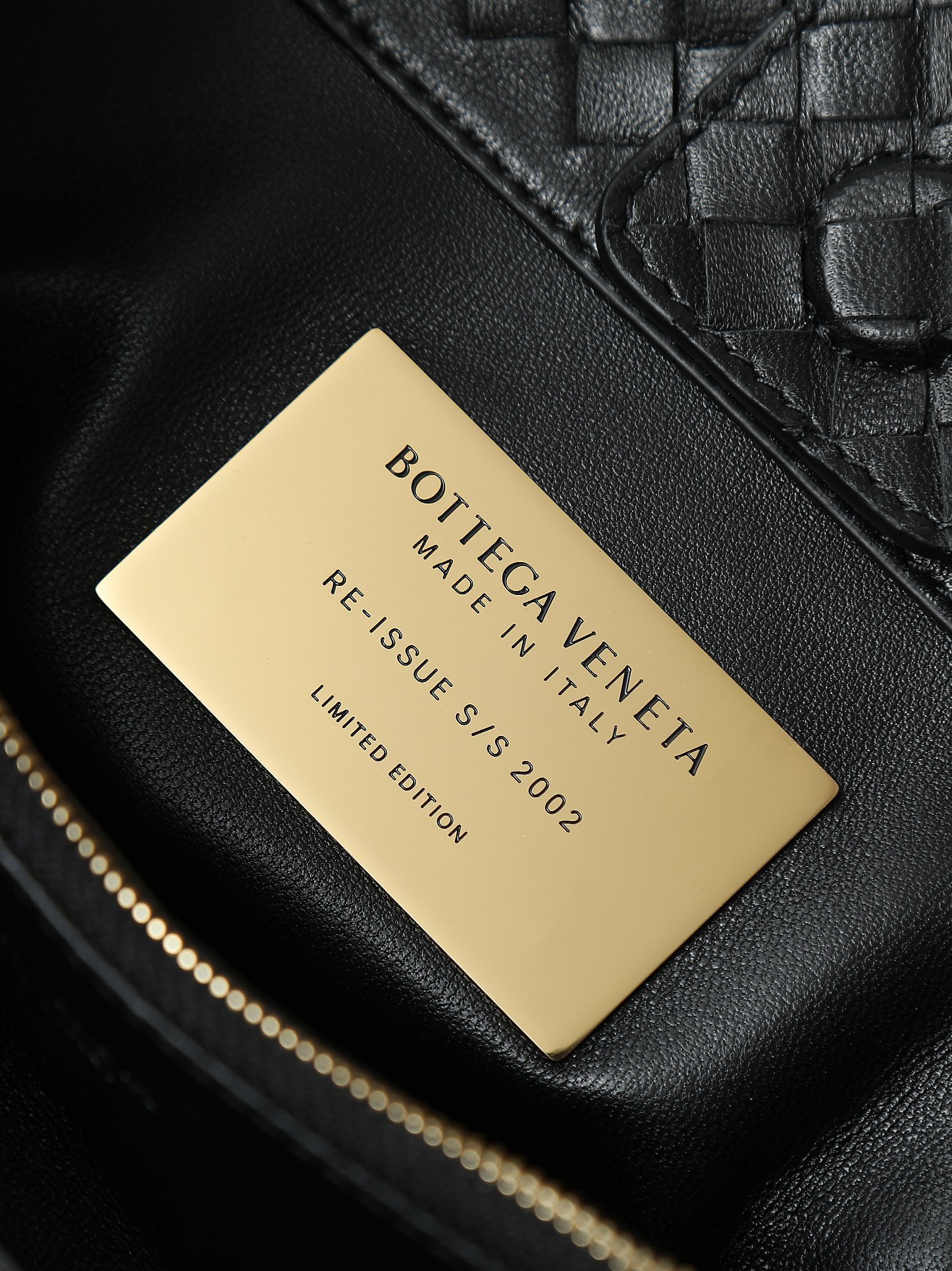 BV early autumn Basket classic returns💖
If you want to find a bag that can accompany you for a long time👜​then this BV Basket must be added to your list!​ Basket is a collection bag originating from the archives in 2002, classic and timeless✨​ The handbag is made of European Nappa lambskin, which is soft and delicate🥰With the iconic Intrecciato weaving process, every stitch reveals ingenuity~ There is also a limited edition golden nameplate inside, engraved with the collection year, which is low-key and full of high-end luxury! 💫 It can be carried by hand or cross-body, practicality and appearance are both online ~ 💕Fashionable ladies who like BV come to me to get the same style~
​Model number: 836261
Size: 31*18.5*16cm photo 7