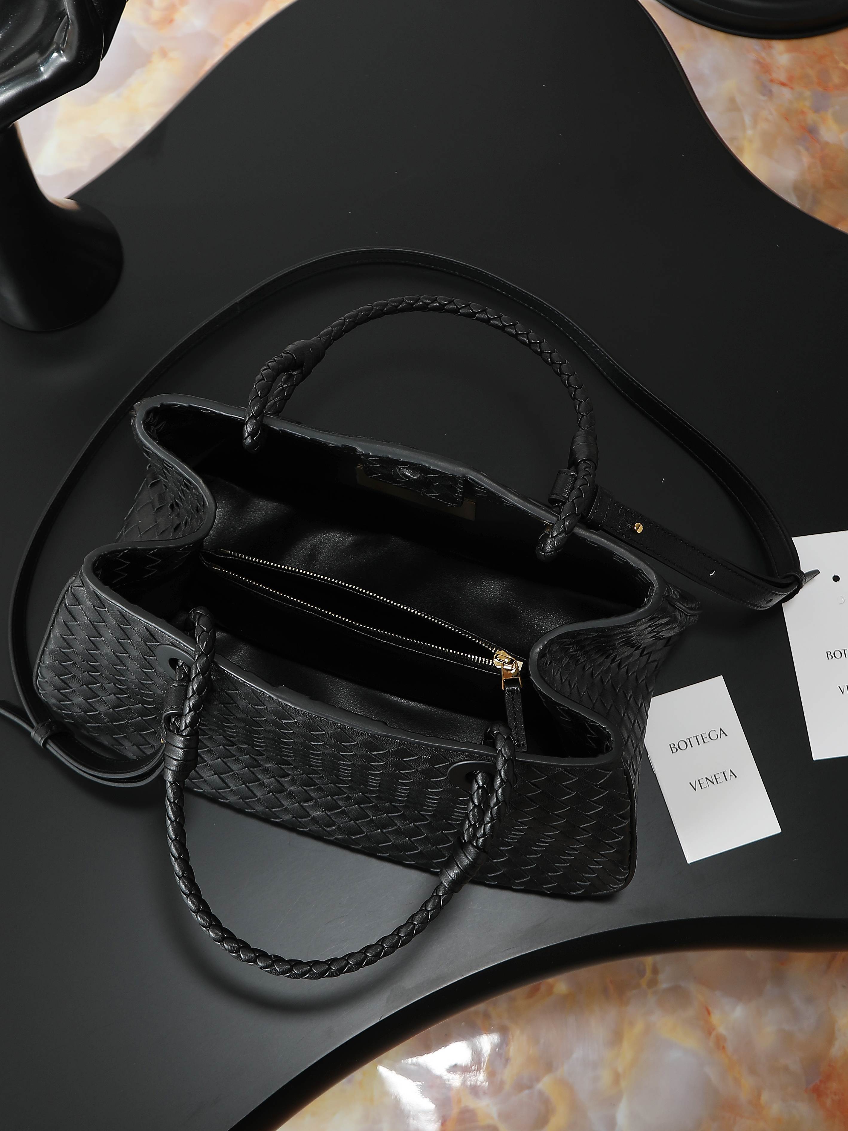 BV early autumn Basket classic returns💖
If you want to find a bag that can accompany you for a long time👜​then this BV Basket must be added to your list!​ Basket is a collection bag originating from the archives in 2002, classic and timeless✨​ The handbag is made of European Nappa lambskin, which is soft and delicate🥰With the iconic Intrecciato weaving process, every stitch reveals ingenuity~ There is also a limited edition golden nameplate inside, engraved with the collection year, which is low-key and full of high-end luxury! 💫 It can be carried by hand or cross-body, practicality and appearance are both online ~ 💕Fashionable ladies who like BV come to me to get the same style~
​Model number: 836261
Size: 31*18.5*16cm photo 8