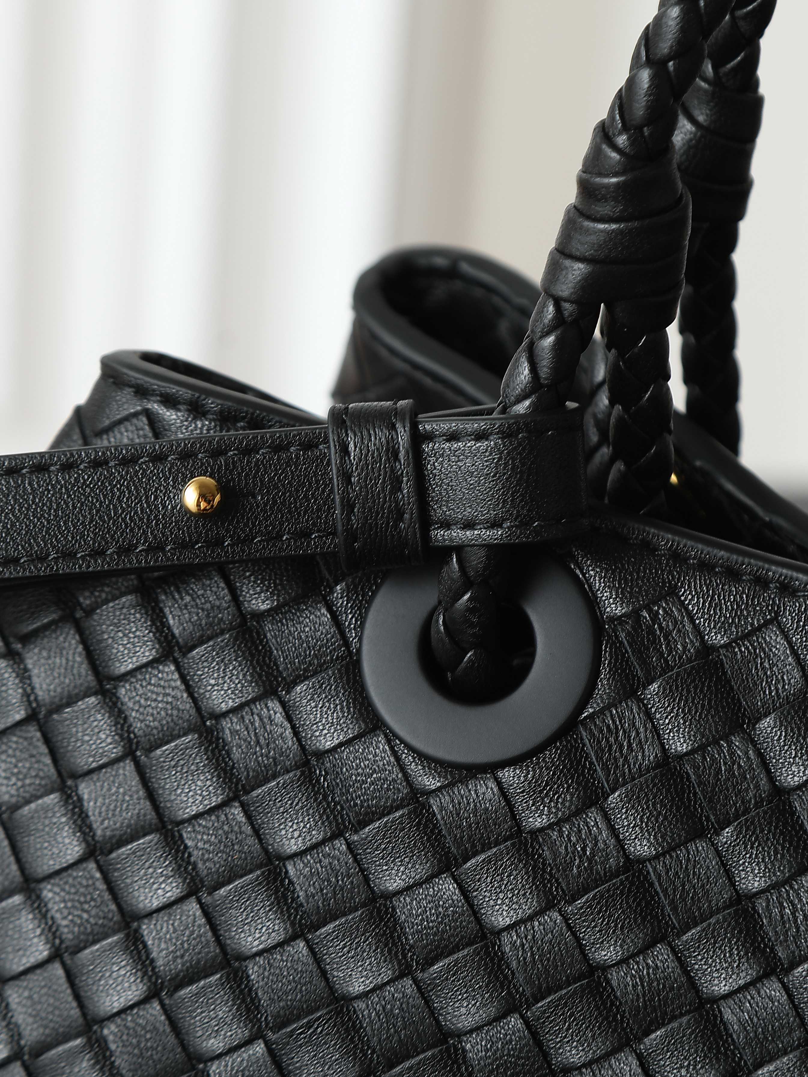 BV early autumn Basket classic returns💖
If you want to find a bag that can accompany you for a long time👜​then this BV Basket must be added to your list!​ Basket is a collection bag originating from the archives in 2002, classic and timeless✨​ The handbag is made of European Nappa lambskin, which is soft and delicate🥰With the iconic Intrecciato weaving process, every stitch reveals ingenuity~ There is also a limited edition golden nameplate inside, engraved with the collection year, which is low-key and full of high-end luxury! 💫 It can be carried by hand or cross-body, practicality and appearance are both online ~ 💕Fashionable ladies who like BV come to me to get the same style~
​Model number: 836261
Size: 31*18.5*16cm photo 9