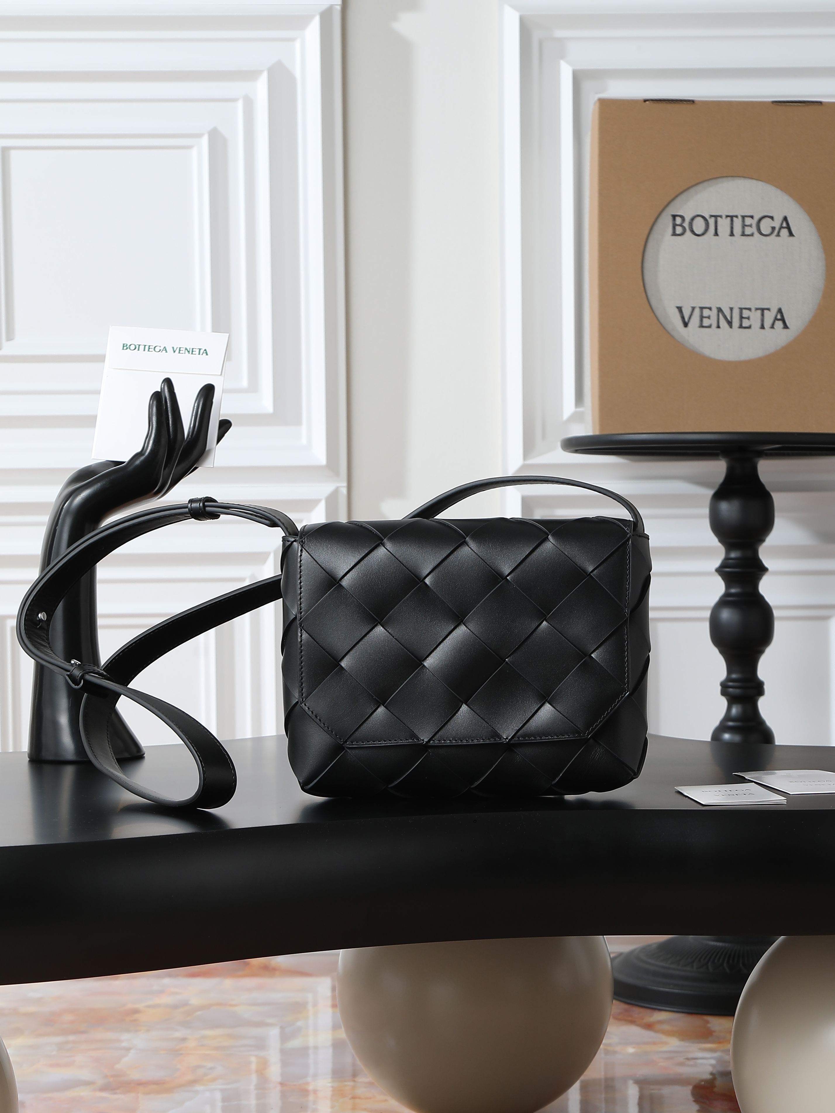 BV | Diago
Here comes the men’s crossbody bag recommendation again
Diago endures for a long time
Mainly dark colors
Guys really recommend buying one to carry on your back, you won’t regret it
High-quality leather such as Diago imported calfskin is soft to the touch and has natural texture. It is wear-resistant and durable, giving the bag a high-end texture. It has a clamshell magnetic closure. It is equipped with a zipper lining inside. It is very practical. The shoulder strap can be adjusted in length and has a large capacity.
Model number: 795637
Size: 22.5*16.5*5.5cm