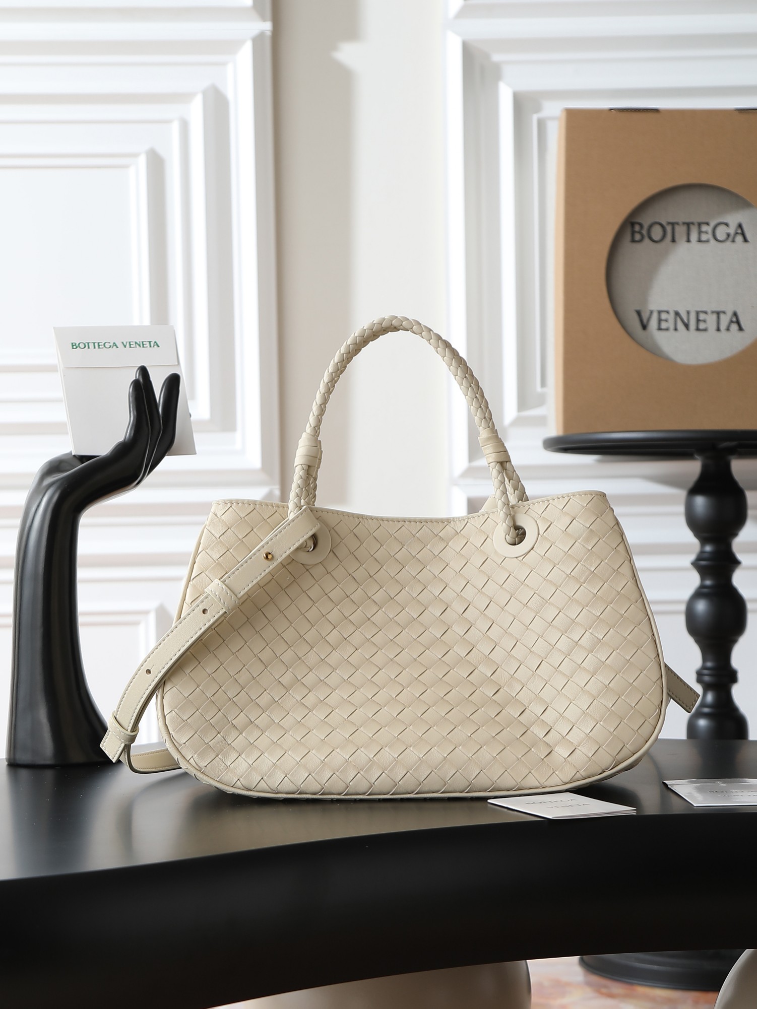 BV early autumn Basket classic returns💖
If you want to find a bag that can accompany you for a long time👜then this BV Basket must be added to your list! Basket is a collection bag originating from the archives in 2002, classic and timeless✨ The handbag is made of European Nappa lambskin, which is soft and delicate🥰With the iconic Intrecciato weaving process, every stitch reveals ingenuity~ There is also a limited edition golden nameplate inside, engraved with the collection year, which is low-key and full of high-end luxury! 💫 It can be carried by hand or cross-body, practicality and appearance are both online ~ 💕Fashionable ladies who like BV come to me to get the same style~
Model number: 836261
Size: 31*18.5*16cm