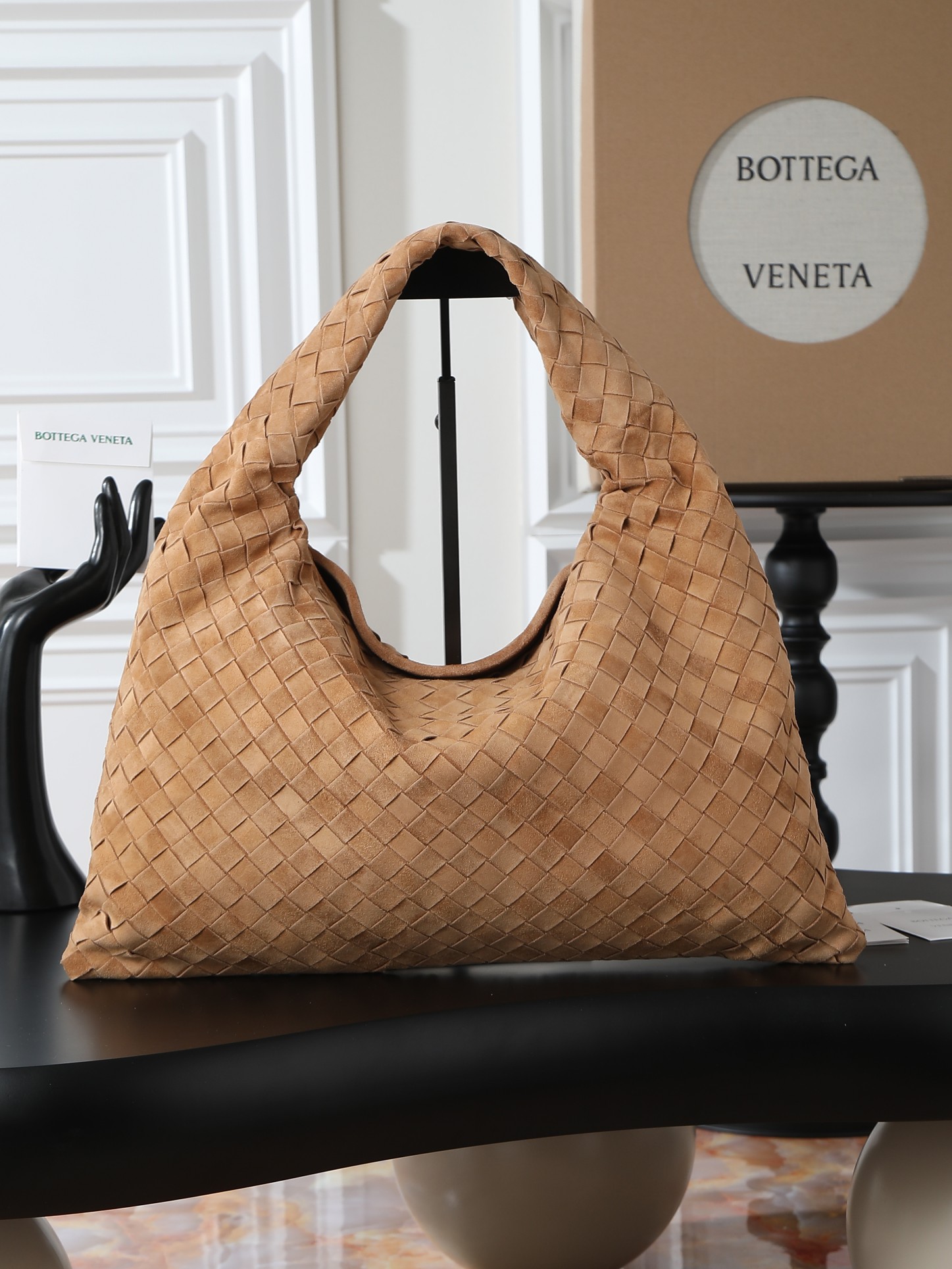 BV new (medium size 46cm) HOP series handbags
Chiseled, flexible and stylish
Inspired by classic handbags Sloane and Veneta
Bottega Veneta's classic leather weaving process is entirely hand-made, with seamless seams throughout the bag and a stacked suction buckle design for easy access.
Size: 46*21*10cm
Style number: 796262
