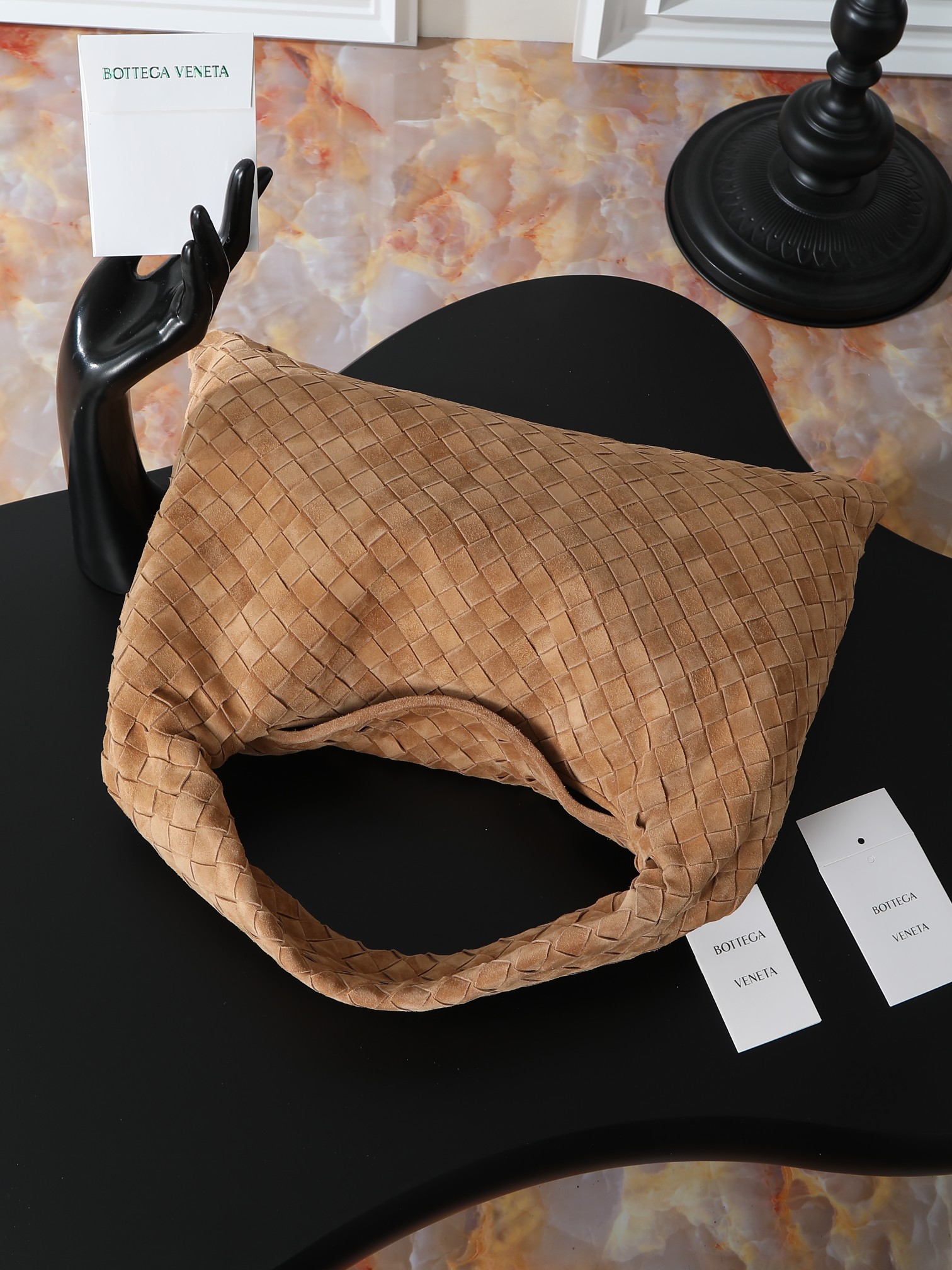 BV new (medium size 46cm) HOP series handbags
Chiseled, flexible and stylish
Inspired by classic handbags Sloane and Veneta
Bottega Veneta's classic leather weaving process is entirely hand-made, with seamless seams throughout the bag and a stacked suction buckle design for easy access.
Size: 46*21*10cm
Style number: 796262 photo 3