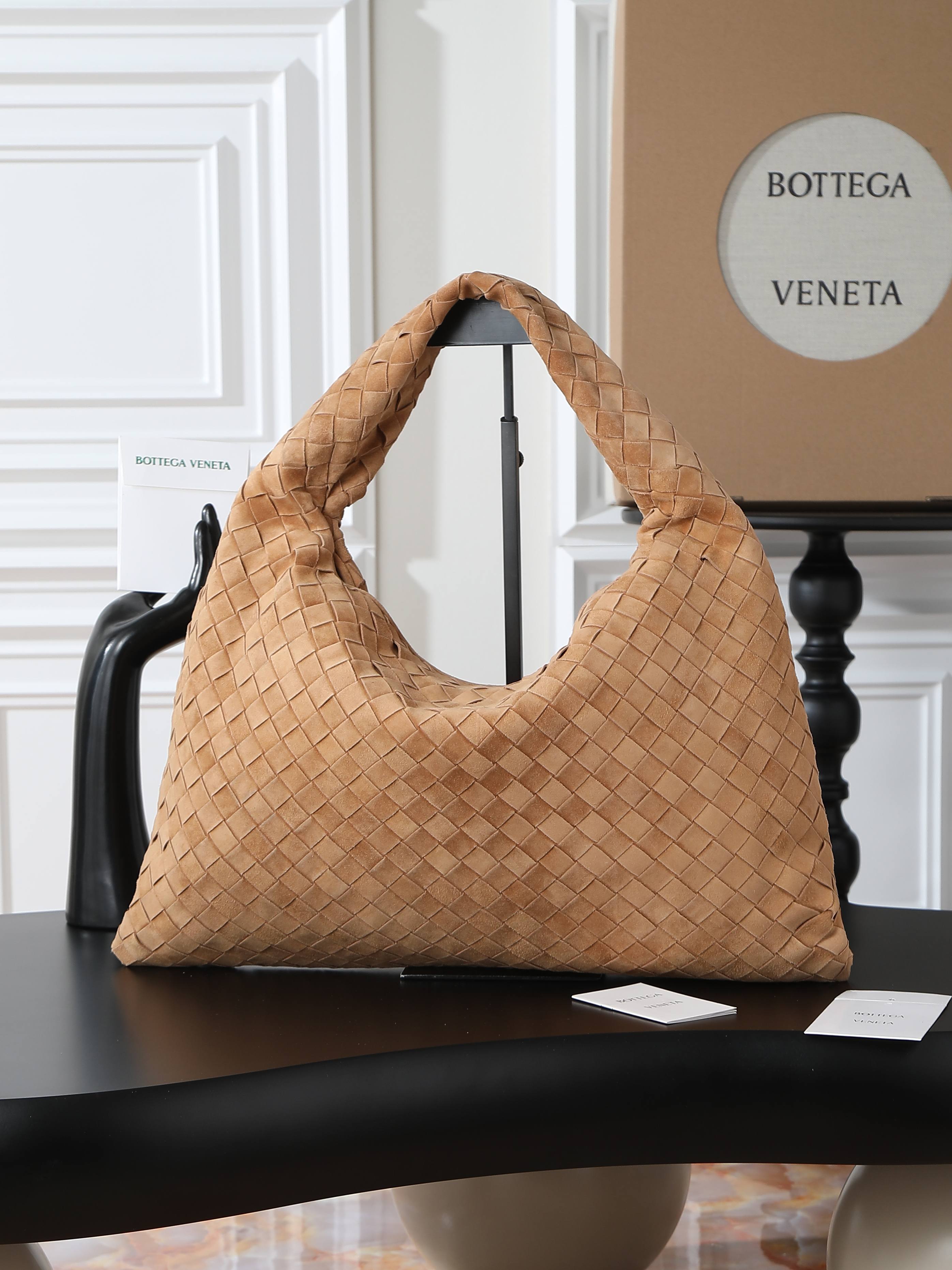 BV new (medium size 46cm) HOP series handbags
Chiseled, flexible and stylish
Inspired by classic handbags Sloane and Veneta
Bottega Veneta's classic leather weaving process is entirely hand-made, with seamless seams throughout the bag and a stacked suction buckle design for easy access.
Size: 46*21*10cm
Style number: 796262 photo 4