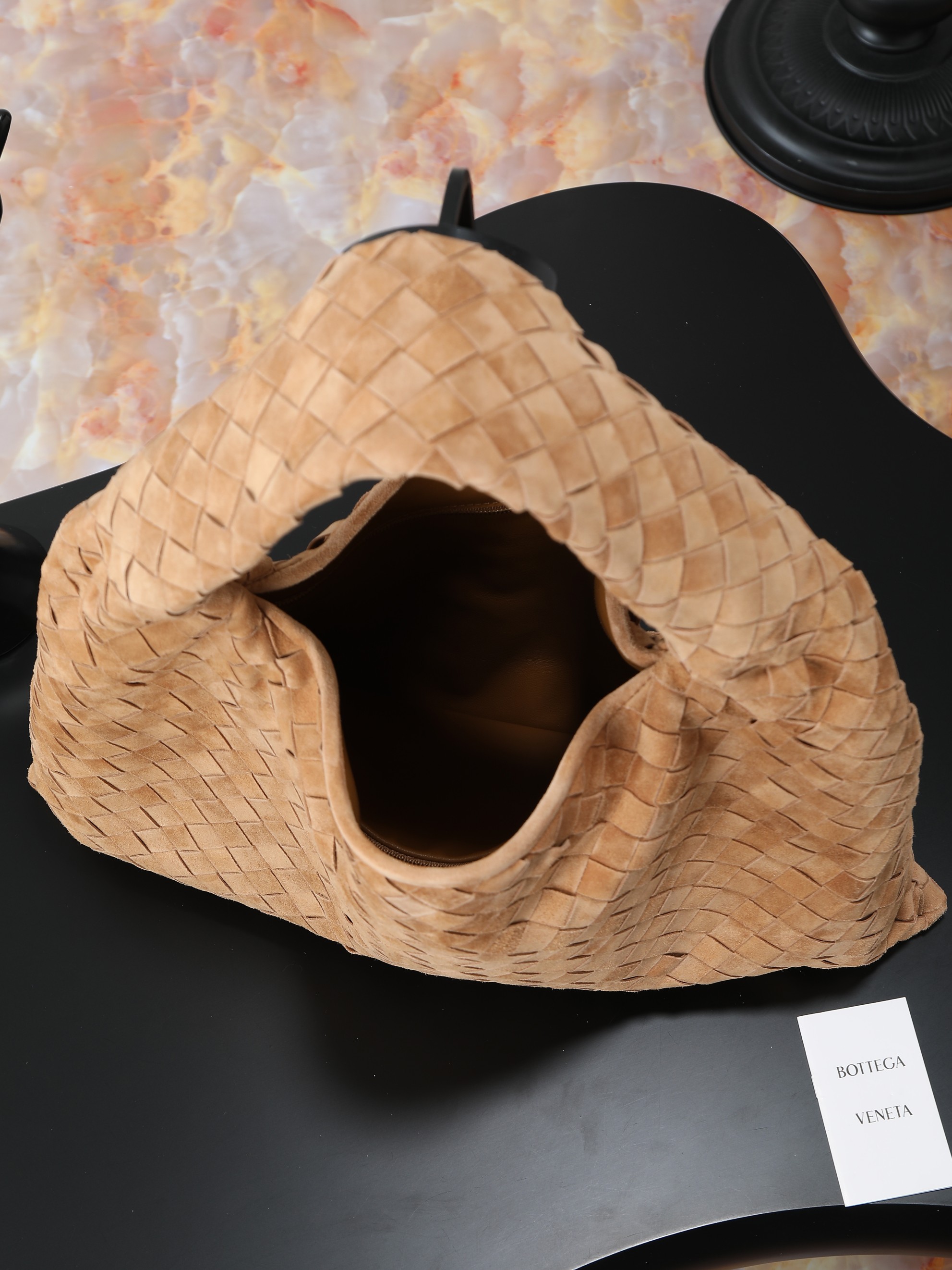 BV new (medium size 46cm) HOP series handbags
Chiseled, flexible and stylish
Inspired by classic handbags Sloane and Veneta
Bottega Veneta's classic leather weaving process is entirely hand-made, with seamless seams throughout the bag and a stacked suction buckle design for easy access.
Size: 46*21*10cm
Style number: 796262 photo 5