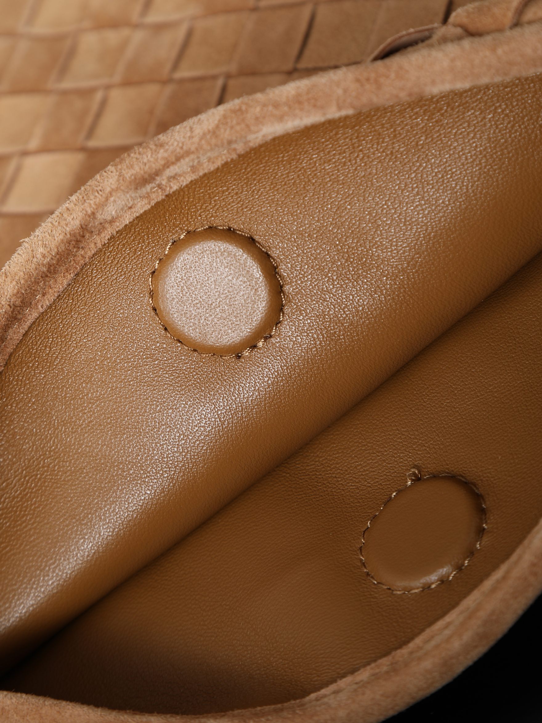 BV new (medium size 46cm) HOP series handbags
Chiseled, flexible and stylish
Inspired by classic handbags Sloane and Veneta
Bottega Veneta's classic leather weaving process is entirely hand-made, with seamless seams throughout the bag and a stacked suction buckle design for easy access.
Size: 46*21*10cm
Style number: 796262 photo 6