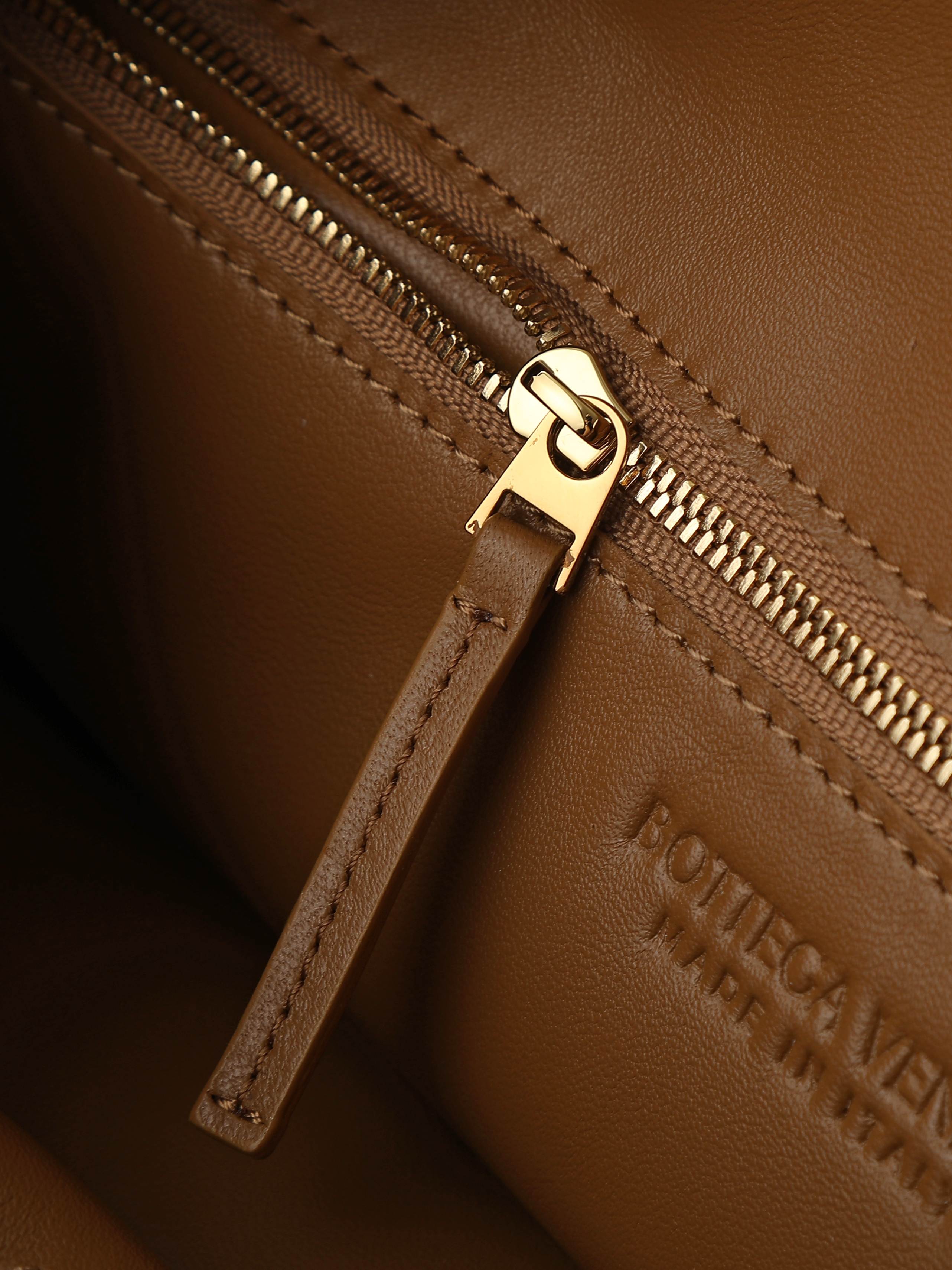 BV new (medium size 46cm) HOP series handbags
Chiseled, flexible and stylish
Inspired by classic handbags Sloane and Veneta
Bottega Veneta's classic leather weaving process is entirely hand-made, with seamless seams throughout the bag and a stacked suction buckle design for easy access.
Size: 46*21*10cm
Style number: 796262 photo 7
