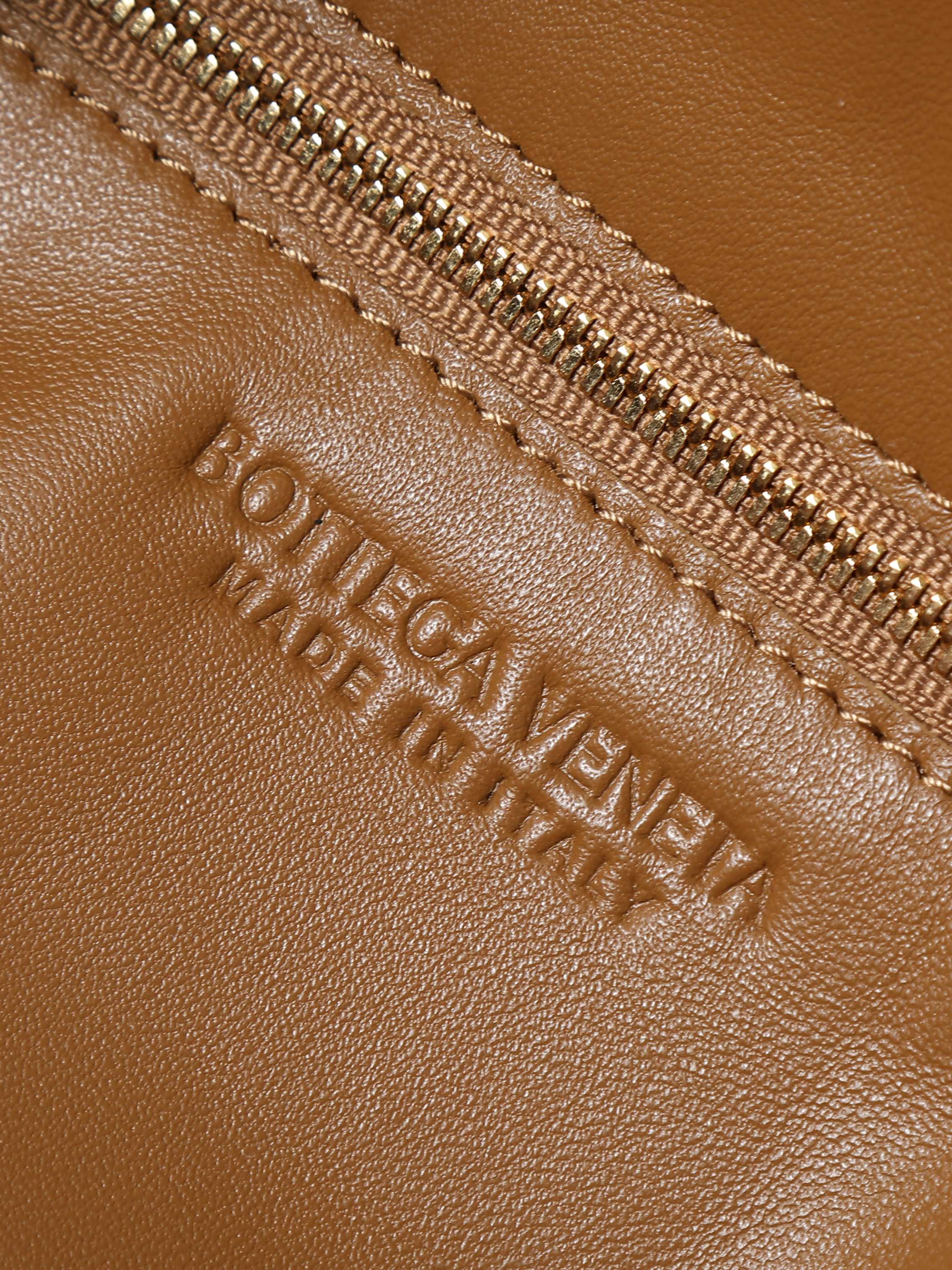 BV new (medium size 46cm) HOP series handbags
Chiseled, flexible and stylish
Inspired by classic handbags Sloane and Veneta
Bottega Veneta's classic leather weaving process is entirely hand-made, with seamless seams throughout the bag and a stacked suction buckle design for easy access.
Size: 46*21*10cm
Style number: 796262 photo 8