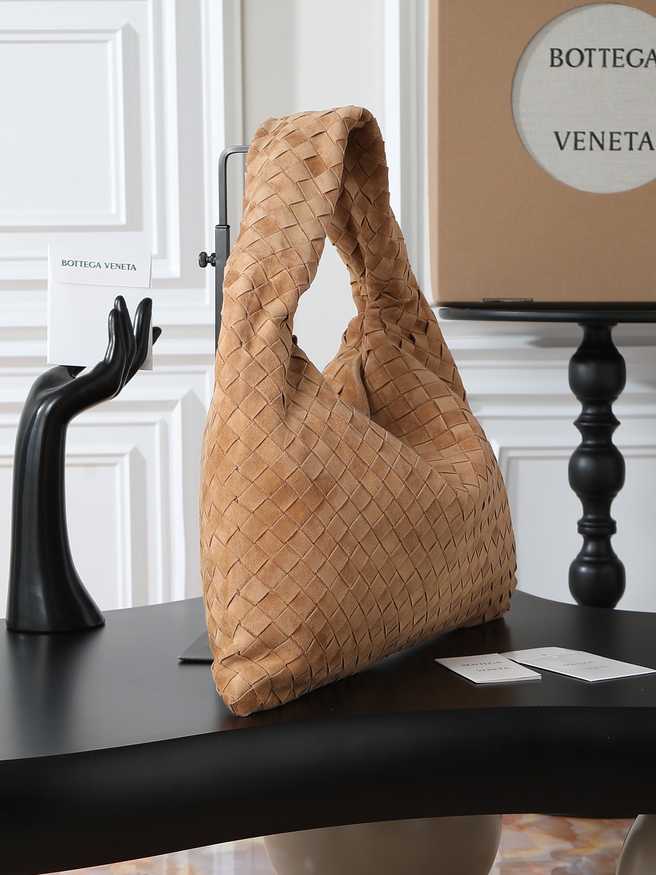 BV new (medium size 46cm) HOP series handbags
Chiseled, flexible and stylish
Inspired by classic handbags Sloane and Veneta
Bottega Veneta's classic leather weaving process is entirely hand-made, with seamless seams throughout the bag and a stacked suction buckle design for easy access.
Size: 46*21*10cm
Style number: 796262 photo 9