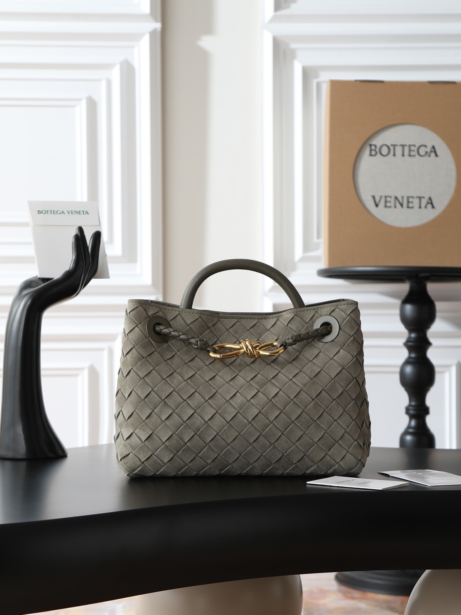 BV’s 2023 new Andiamo is shipped‼ ️Really popular🔥The new Andiamo woven handbag launched by Bottega Veneta this season is really popular all over the world! ! Celebrities at home and abroad have worn it, and Oscar-winning actress Michelle Yeoh has taken it out on the street. Song Jia, Trai Yara, Yu Feihong, Sanji Ayaka, Rosie Hunting-Whiteley, Yoshioka Riho, etc. have all picked up this bag. It is classic and versatile, showing off its temperament, and the bag capacity is also large, which is very convenient for daily commuting! ! A variety of carrying methods, the shoulder straps can be adjusted by yourself, the original lambskin feels soft and delicate, and the neutral style is created to break gender boundaries and bring a more practical and longer-lasting use experience.
Andiamo, which combines elegance and casual style, perfectly interprets "fashionable old money style"
the true appearance
Style number: 80841 (suede)
Size: 25*22*10.5cm