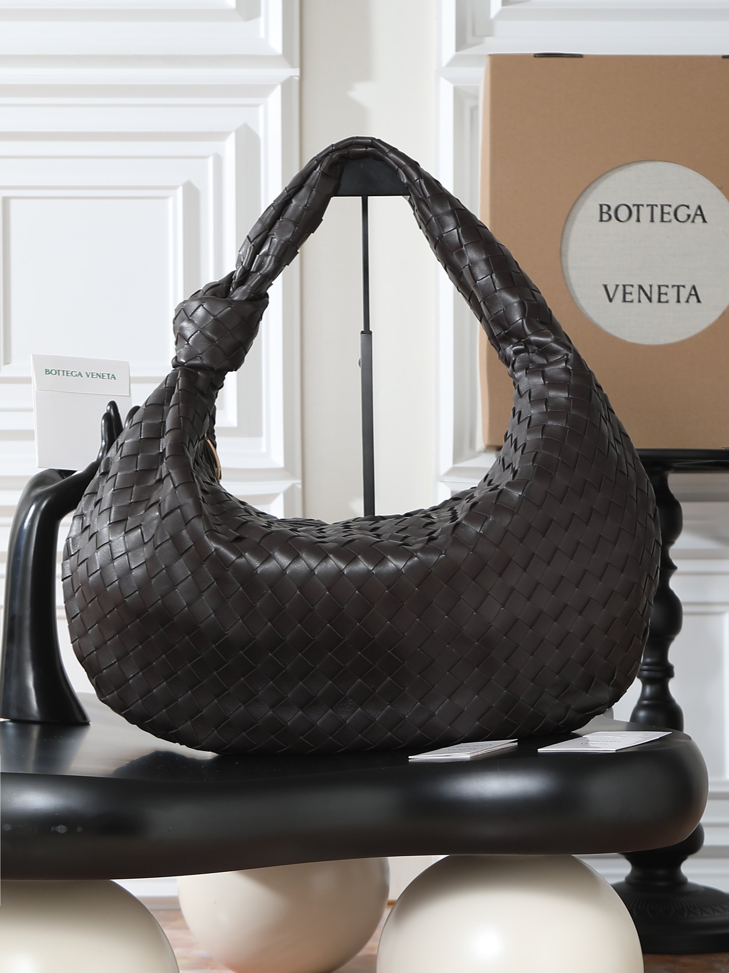 BV's popular Jodie is here in extra large size❗❗❗The appearance fully demonstrates the creativity of the designer and the exquisite weaving skills of the craftsmen. The bag material is made of Nappa lambskin. It feels soft and light. It not only looks very cool, but also shows a casual beauty.
The weaving shape is unique and novel, and every part looks exquisite. Both the choice of color and the use of materials reflect the brand's careful design.
The bag not only satisfies practicality, but also gives people a visual enjoyment.
Size: 54*50*20cm
Model number: 600263