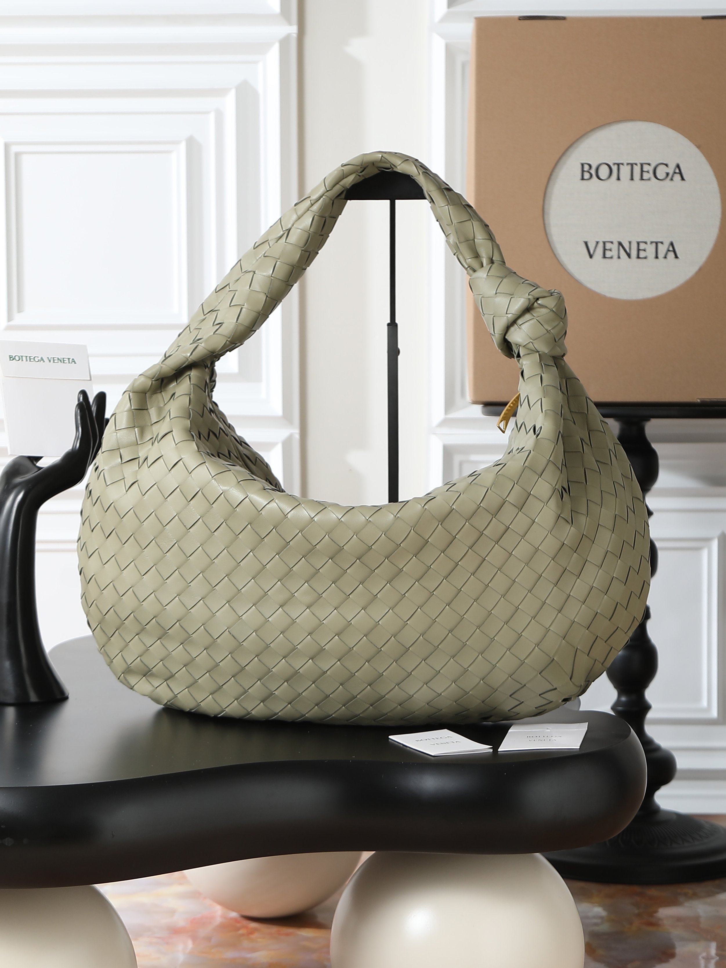 BV's popular Jodie is here in extra large size❗❗❗The appearance fully demonstrates the creativity of the designer and the exquisite weaving skills of the craftsmen. The bag material is made of Nappa lambskin. It feels soft and light. It not only looks very cool, but also shows a casual beauty.
The weaving shape is unique and novel, and every part looks exquisite. Both the choice of color and the use of materials reflect the brand's careful design.
The bag not only satisfies practicality, but also gives people a visual enjoyment.
​Size: 54*50*20cm
​Model number: 600263 photo 2