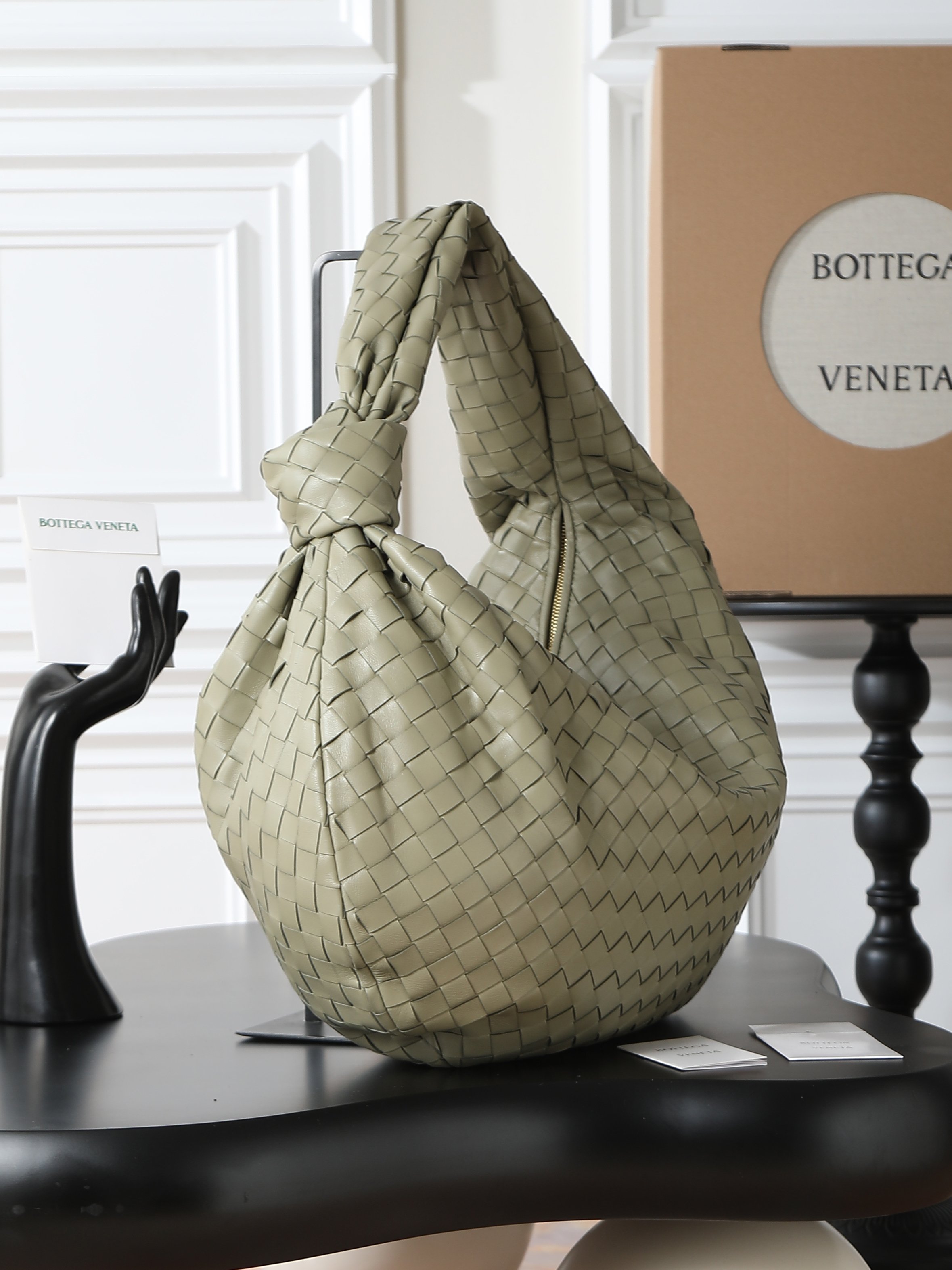 BV's popular Jodie is here in extra large size❗❗❗The appearance fully demonstrates the creativity of the designer and the exquisite weaving skills of the craftsmen. The bag material is made of Nappa lambskin. It feels soft and light. It not only looks very cool, but also shows a casual beauty.
The weaving shape is unique and novel, and every part looks exquisite. Both the choice of color and the use of materials reflect the brand's careful design.
The bag not only satisfies practicality, but also gives people a visual enjoyment.
​Size: 54*50*20cm
​Model number: 600263 photo 3