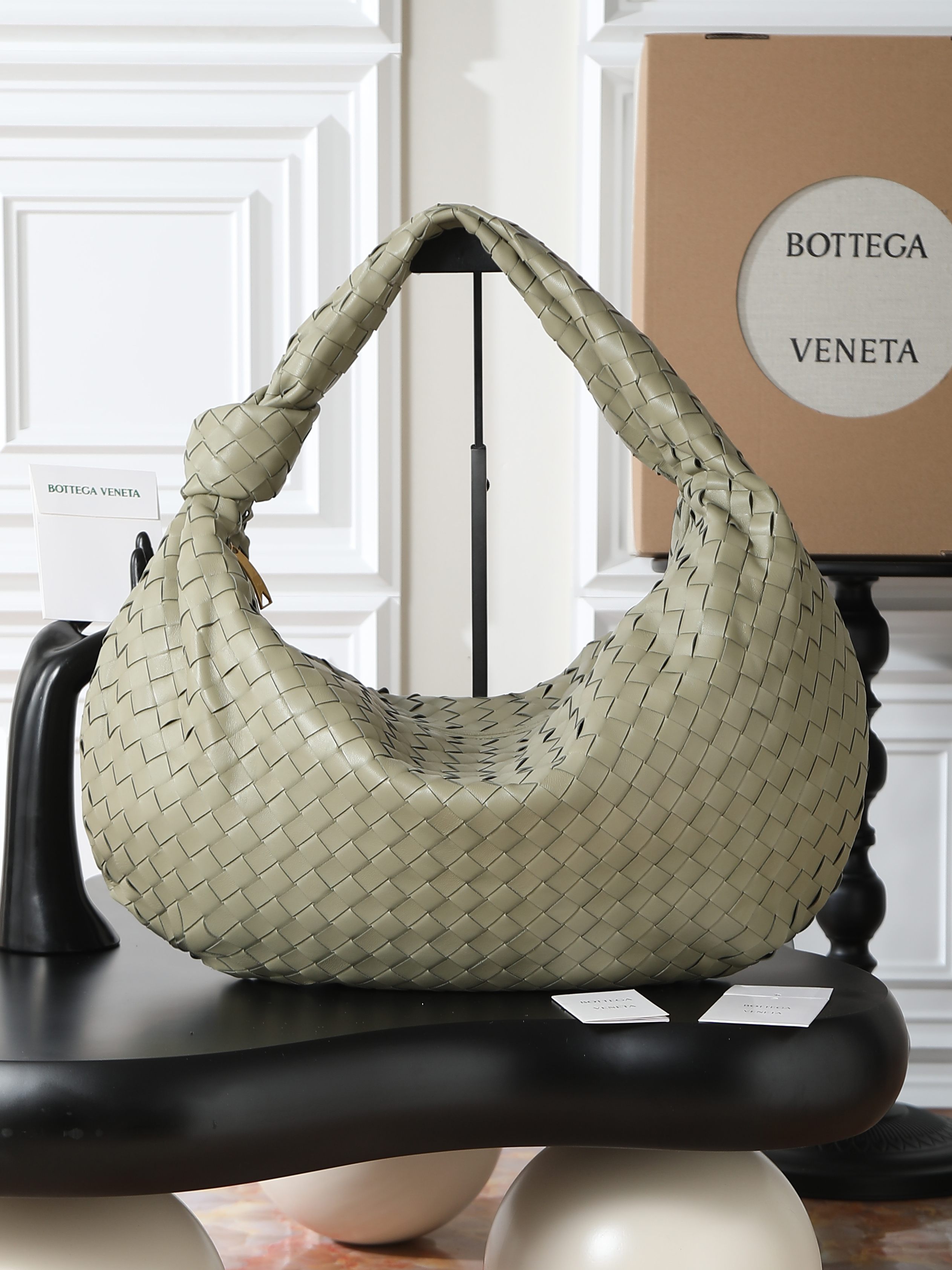 BV's popular Jodie is here in extra large size❗❗❗The appearance fully demonstrates the creativity of the designer and the exquisite weaving skills of the craftsmen. The bag material is made of Nappa lambskin. It feels soft and light. It not only looks very cool, but also shows a casual beauty.
The weaving shape is unique and novel, and every part looks exquisite. Both the choice of color and the use of materials reflect the brand's careful design.
The bag not only satisfies practicality, but also gives people a visual enjoyment.
Size: 54*50*20cm
Model number: 600263