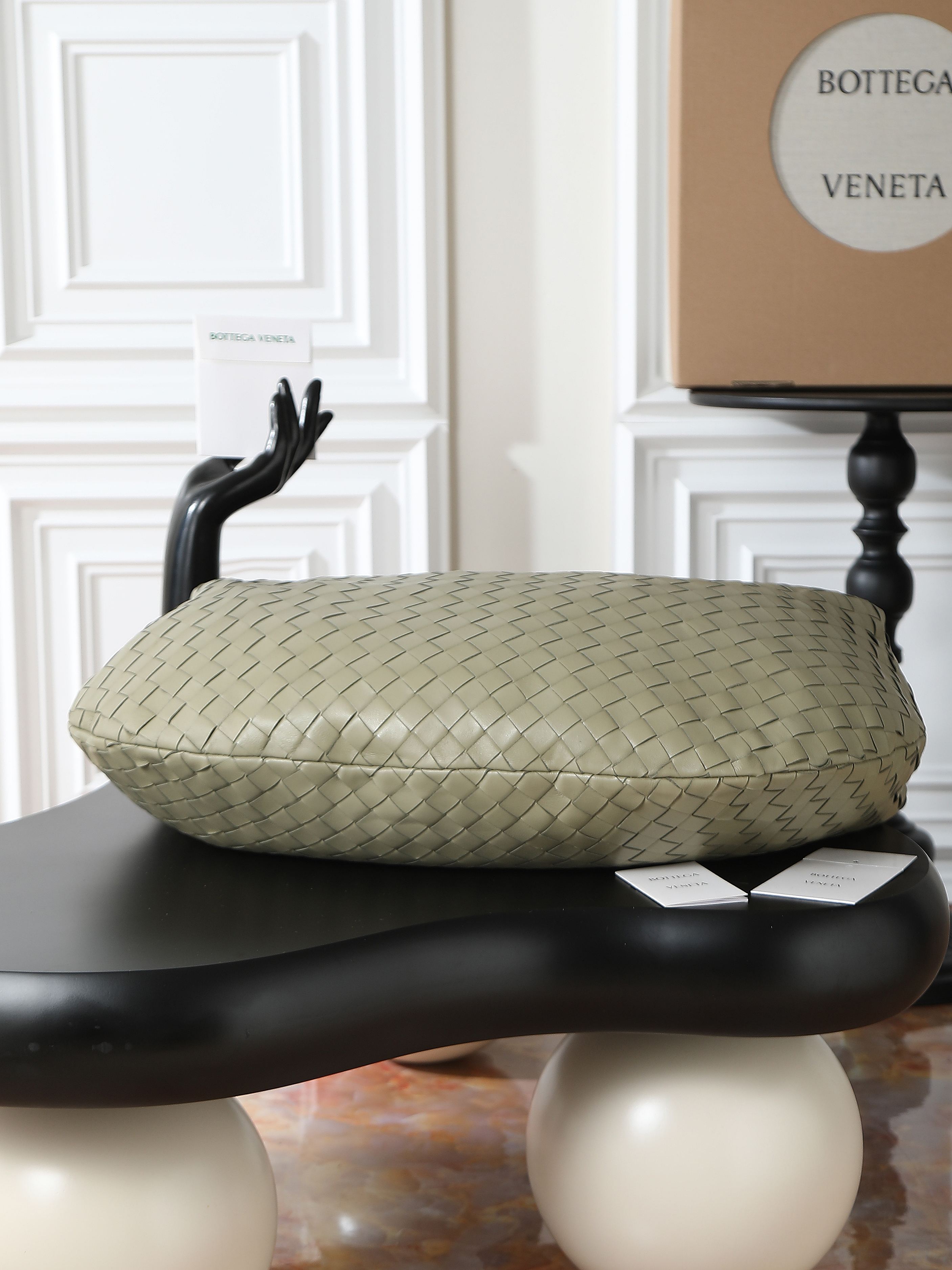 BV's popular Jodie is here in extra large size❗❗❗The appearance fully demonstrates the creativity of the designer and the exquisite weaving skills of the craftsmen. The bag material is made of Nappa lambskin. It feels soft and light. It not only looks very cool, but also shows a casual beauty.
The weaving shape is unique and novel, and every part looks exquisite. Both the choice of color and the use of materials reflect the brand's careful design.
The bag not only satisfies practicality, but also gives people a visual enjoyment.
​Size: 54*50*20cm
​Model number: 600263 photo 5