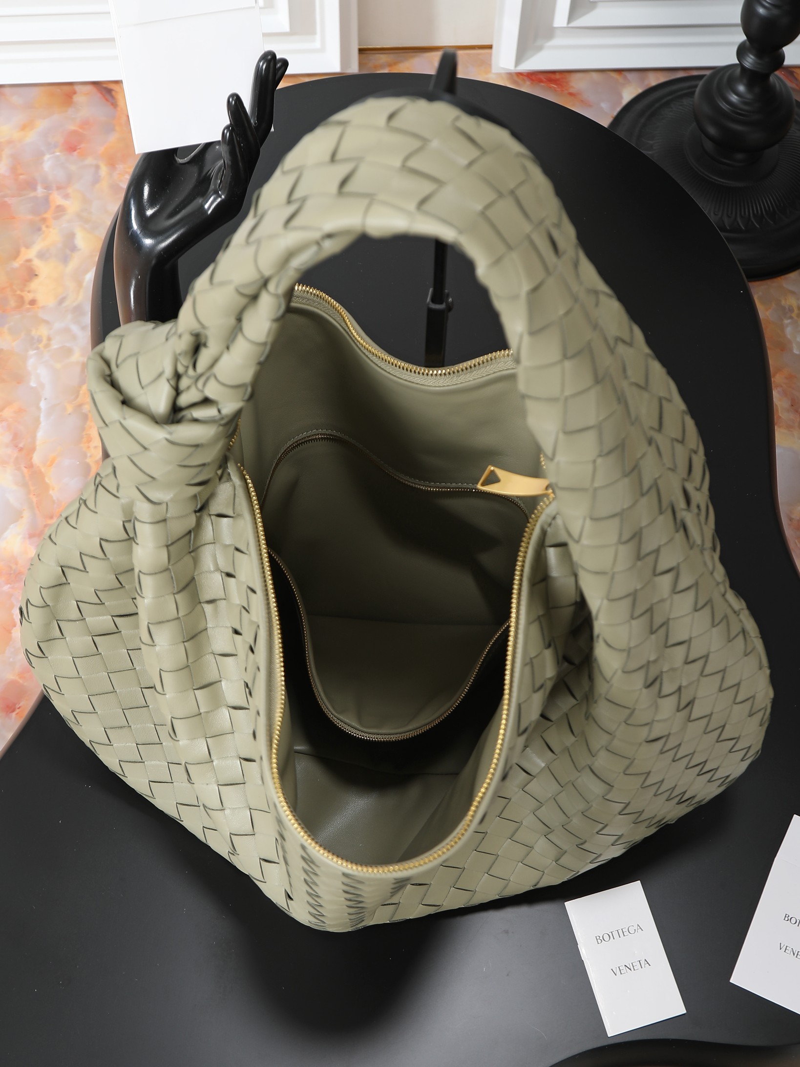 BV's popular Jodie is here in extra large size❗❗❗The appearance fully demonstrates the creativity of the designer and the exquisite weaving skills of the craftsmen. The bag material is made of Nappa lambskin. It feels soft and light. It not only looks very cool, but also shows a casual beauty.
The weaving shape is unique and novel, and every part looks exquisite. Both the choice of color and the use of materials reflect the brand's careful design.
The bag not only satisfies practicality, but also gives people a visual enjoyment.
​Size: 54*50*20cm
​Model number: 600263 photo 6
