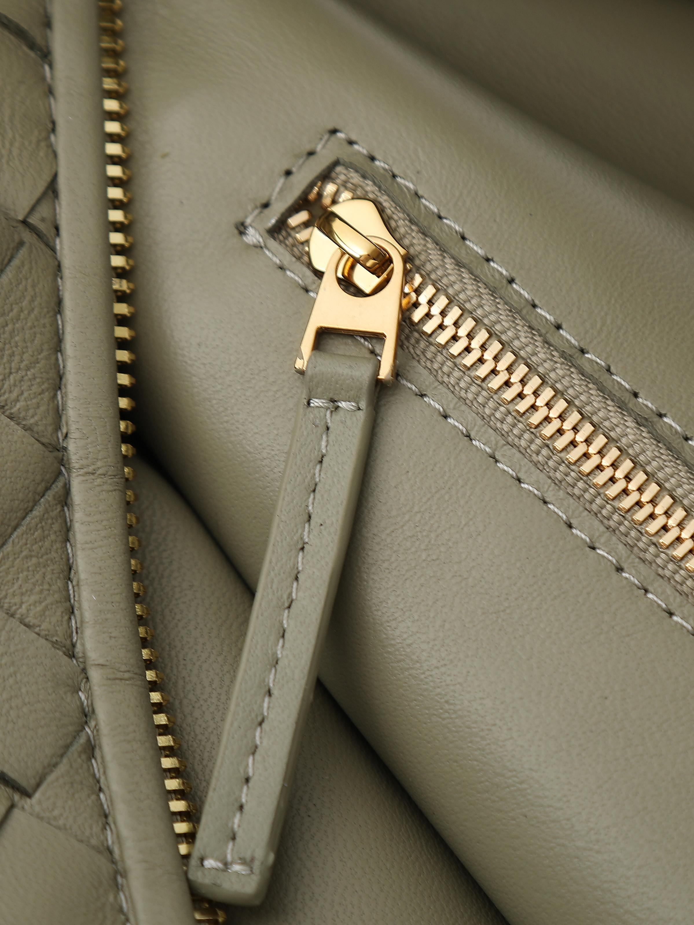 BV's popular Jodie is here in extra large size❗❗❗The appearance fully demonstrates the creativity of the designer and the exquisite weaving skills of the craftsmen. The bag material is made of Nappa lambskin. It feels soft and light. It not only looks very cool, but also shows a casual beauty.
The weaving shape is unique and novel, and every part looks exquisite. Both the choice of color and the use of materials reflect the brand's careful design.
The bag not only satisfies practicality, but also gives people a visual enjoyment.
​Size: 54*50*20cm
​Model number: 600263 photo 7