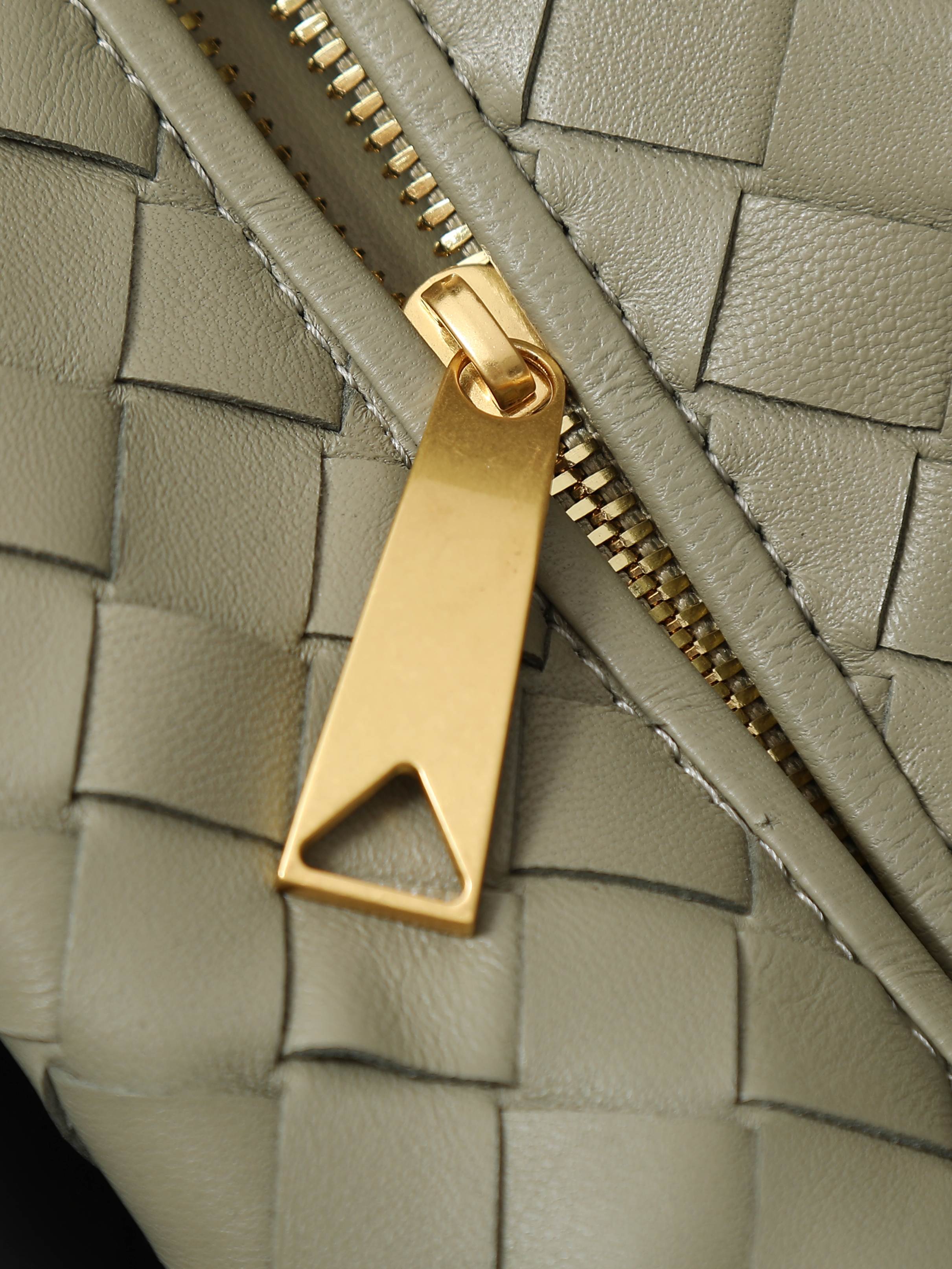BV's popular Jodie is here in extra large size❗❗❗The appearance fully demonstrates the creativity of the designer and the exquisite weaving skills of the craftsmen. The bag material is made of Nappa lambskin. It feels soft and light. It not only looks very cool, but also shows a casual beauty.
The weaving shape is unique and novel, and every part looks exquisite. Both the choice of color and the use of materials reflect the brand's careful design.
The bag not only satisfies practicality, but also gives people a visual enjoyment.
​Size: 54*50*20cm
​Model number: 600263 photo 8