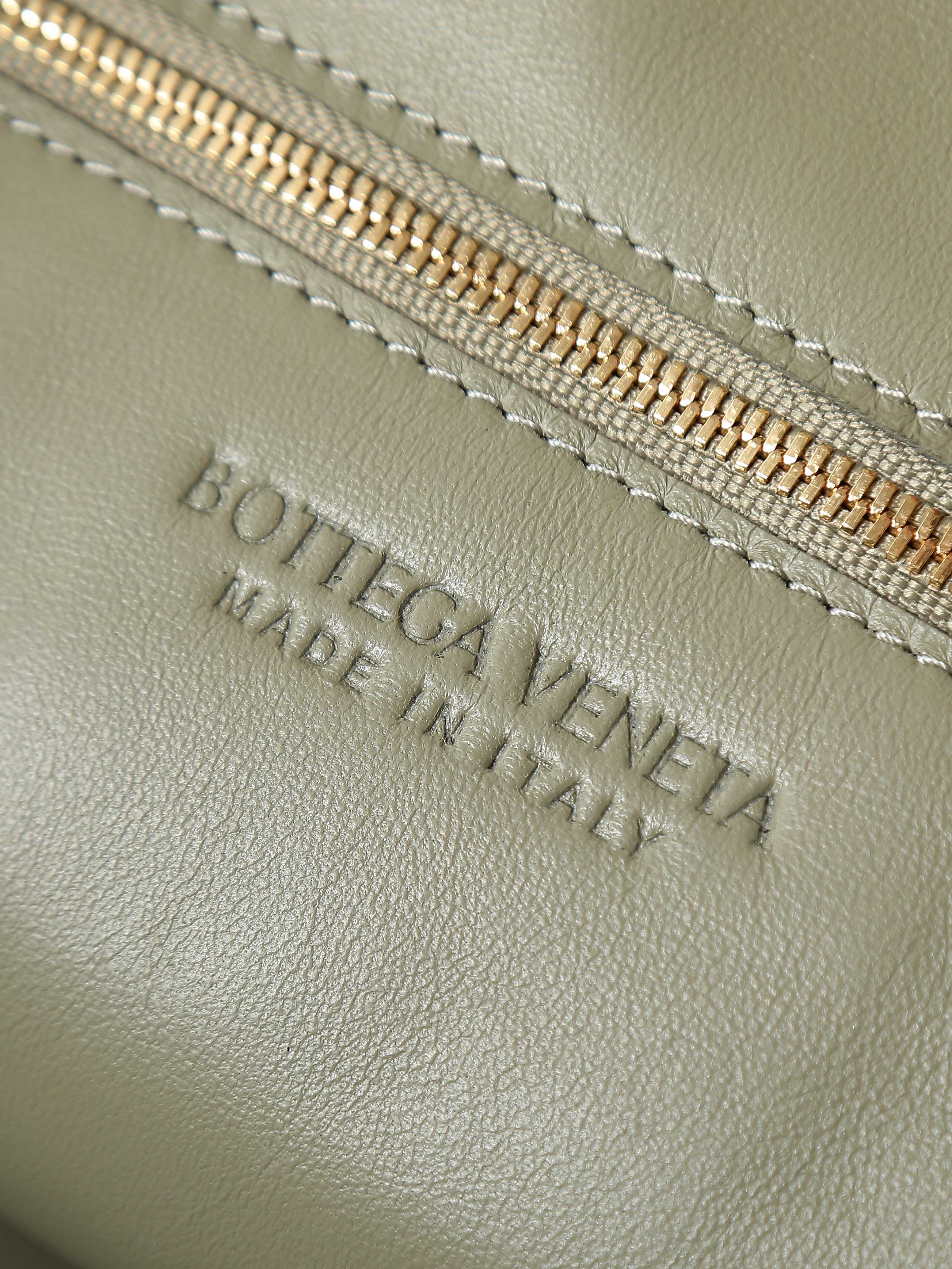 BV's popular Jodie is here in extra large size❗❗❗The appearance fully demonstrates the creativity of the designer and the exquisite weaving skills of the craftsmen. The bag material is made of Nappa lambskin. It feels soft and light. It not only looks very cool, but also shows a casual beauty.
The weaving shape is unique and novel, and every part looks exquisite. Both the choice of color and the use of materials reflect the brand's careful design.
The bag not only satisfies practicality, but also gives people a visual enjoyment.
​Size: 54*50*20cm
​Model number: 600263 photo 9