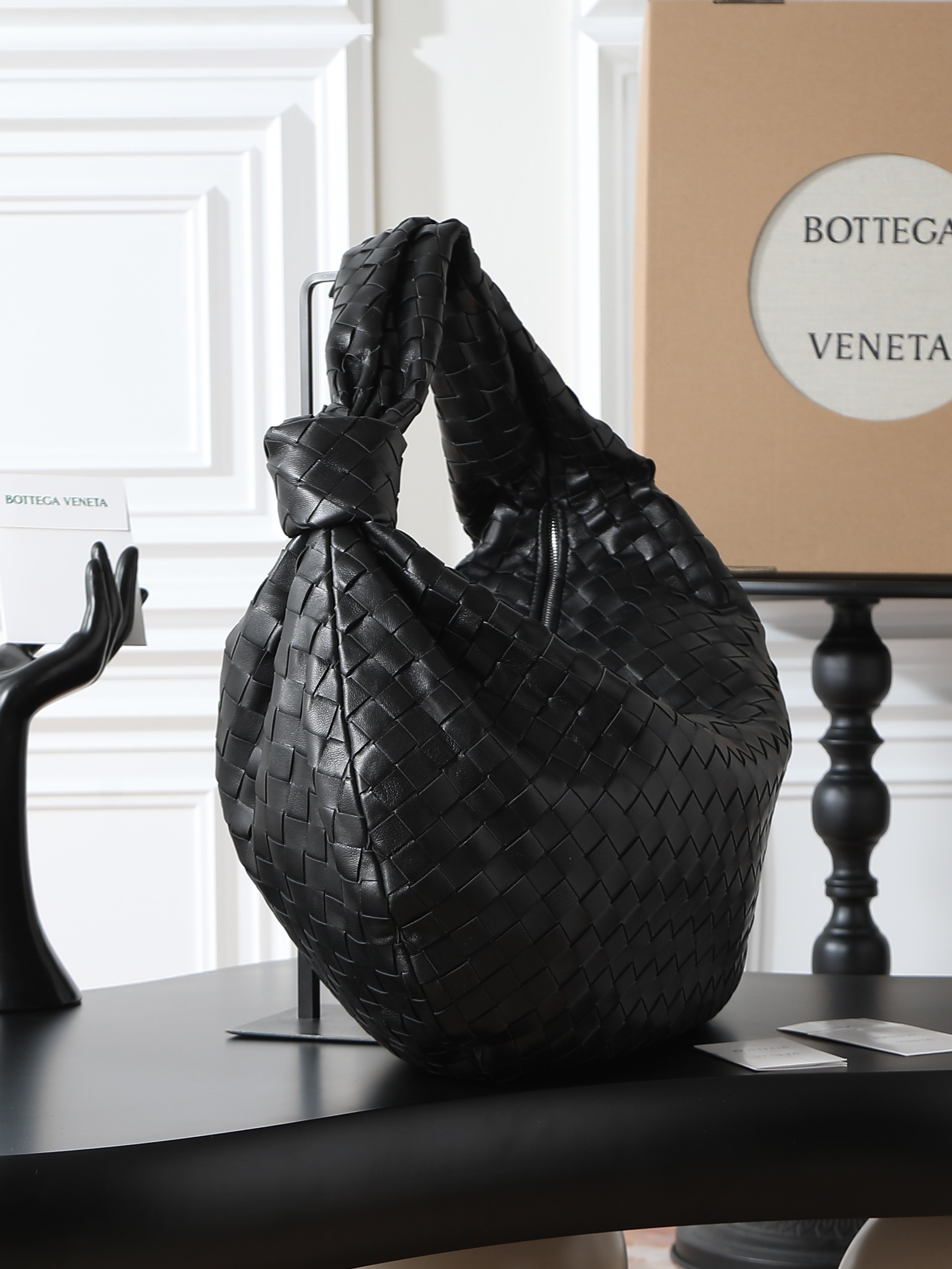 BV's popular Jodie is here in extra large size❗❗❗The appearance fully demonstrates the creativity of the designer and the exquisite weaving skills of the craftsmen. The bag material is made of Nappa lambskin. It feels soft and light. It not only looks very cool, but also shows a casual beauty.
The weaving shape is unique and novel, and every part looks exquisite. Both the choice of color and the use of materials reflect the brand's careful design.
The bag not only satisfies practicality, but also gives people a visual enjoyment.
​Size: 54*50*20cm
​Model number: 600263 photo 1