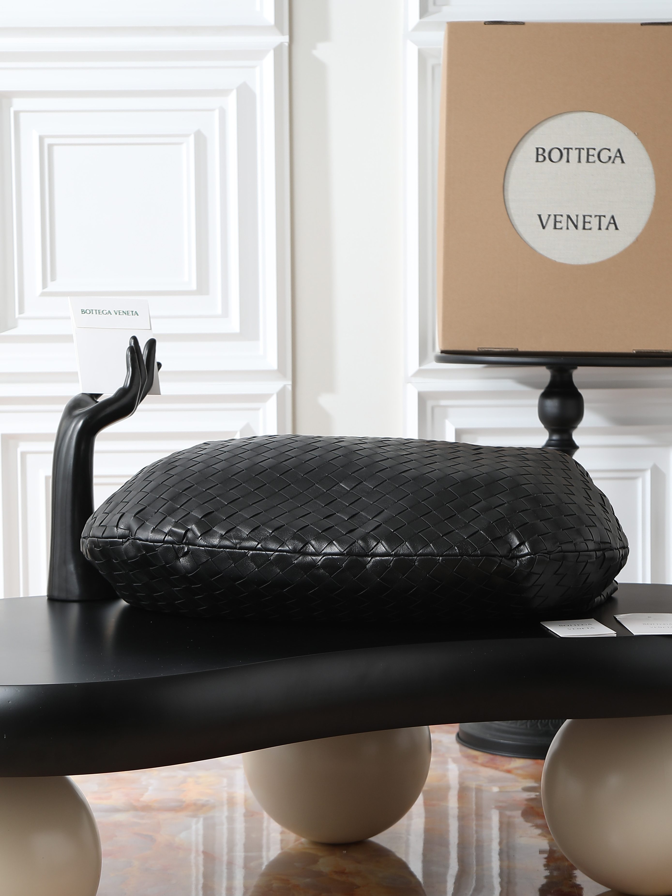 BV's popular Jodie is here in extra large size❗❗❗The appearance fully demonstrates the creativity of the designer and the exquisite weaving skills of the craftsmen. The bag material is made of Nappa lambskin. It feels soft and light. It not only looks very cool, but also shows a casual beauty.
The weaving shape is unique and novel, and every part looks exquisite. Both the choice of color and the use of materials reflect the brand's careful design.
The bag not only satisfies practicality, but also gives people a visual enjoyment.
​Size: 54*50*20cm
​Model number: 600263 photo 2