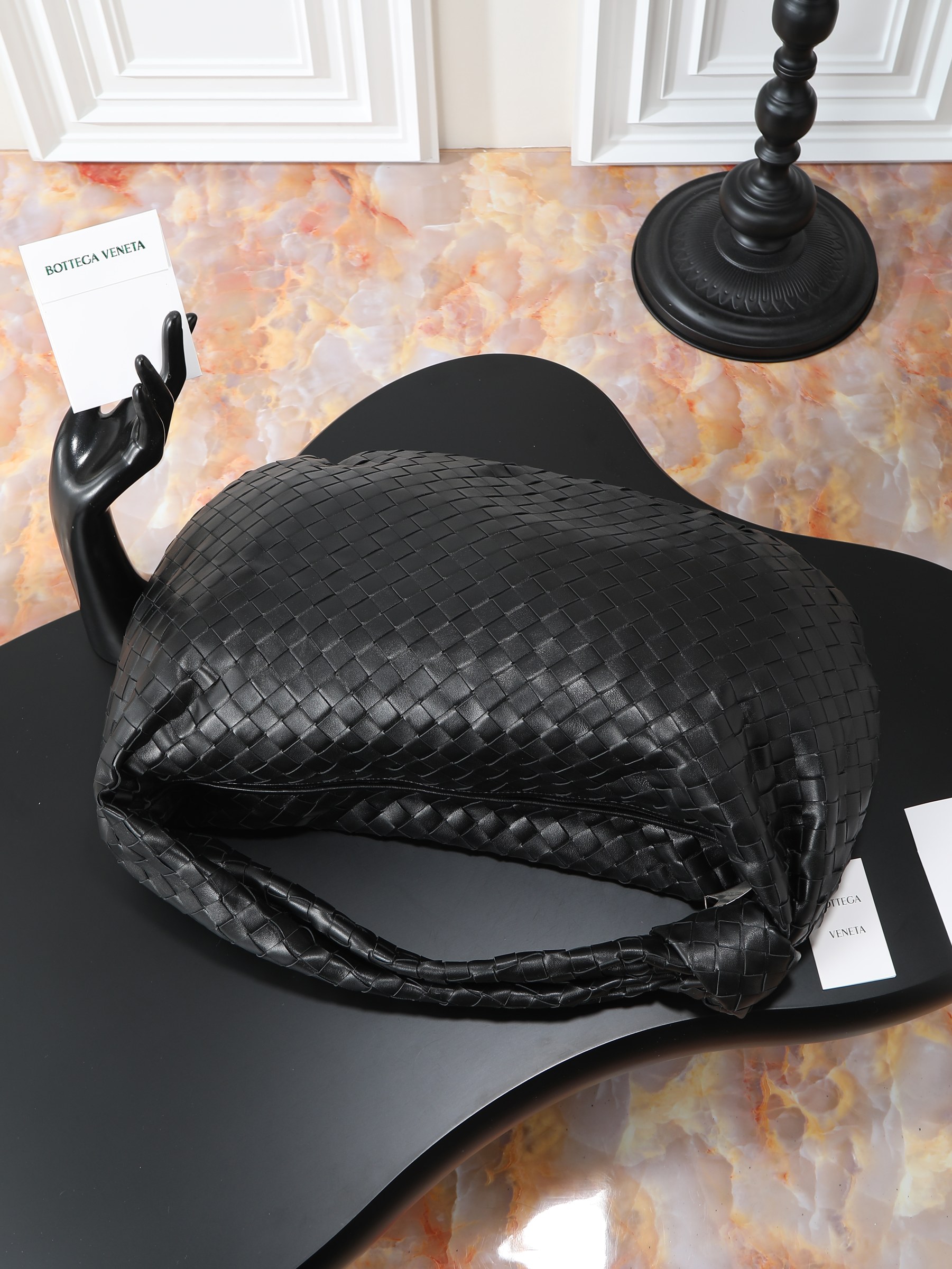 BV's popular Jodie is here in extra large size❗❗❗The appearance fully demonstrates the creativity of the designer and the exquisite weaving skills of the craftsmen. The bag material is made of Nappa lambskin. It feels soft and light. It not only looks very cool, but also shows a casual beauty.
The weaving shape is unique and novel, and every part looks exquisite. Both the choice of color and the use of materials reflect the brand's careful design.
The bag not only satisfies practicality, but also gives people a visual enjoyment.
​Size: 54*50*20cm
​Model number: 600263 photo 3