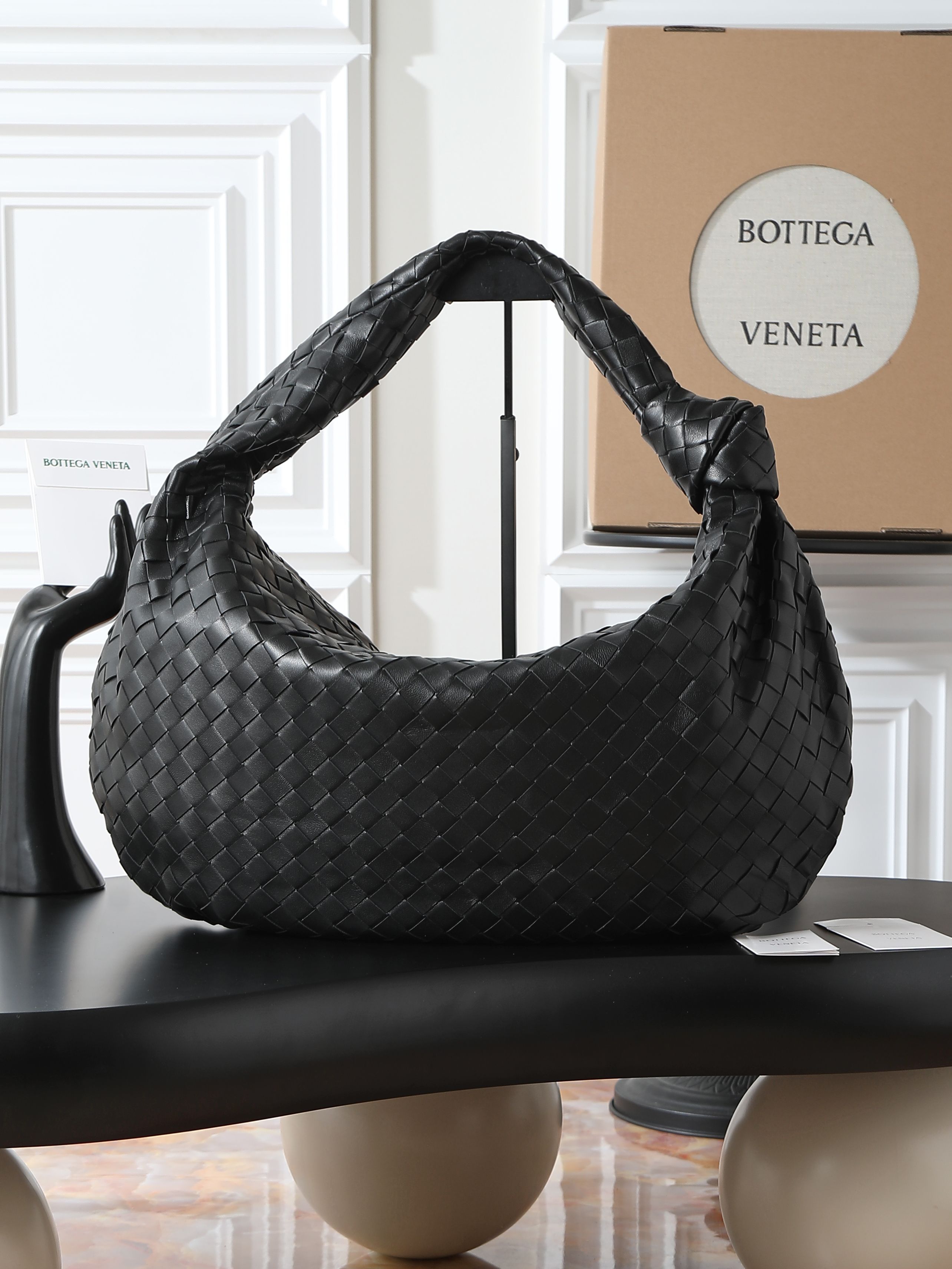 BV's popular Jodie is here in extra large size❗❗❗The appearance fully demonstrates the creativity of the designer and the exquisite weaving skills of the craftsmen. The bag material is made of Nappa lambskin. It feels soft and light. It not only looks very cool, but also shows a casual beauty.
The weaving shape is unique and novel, and every part looks exquisite. Both the choice of color and the use of materials reflect the brand's careful design.
The bag not only satisfies practicality, but also gives people a visual enjoyment.
​Size: 54*50*20cm
​Model number: 600263 photo 4
