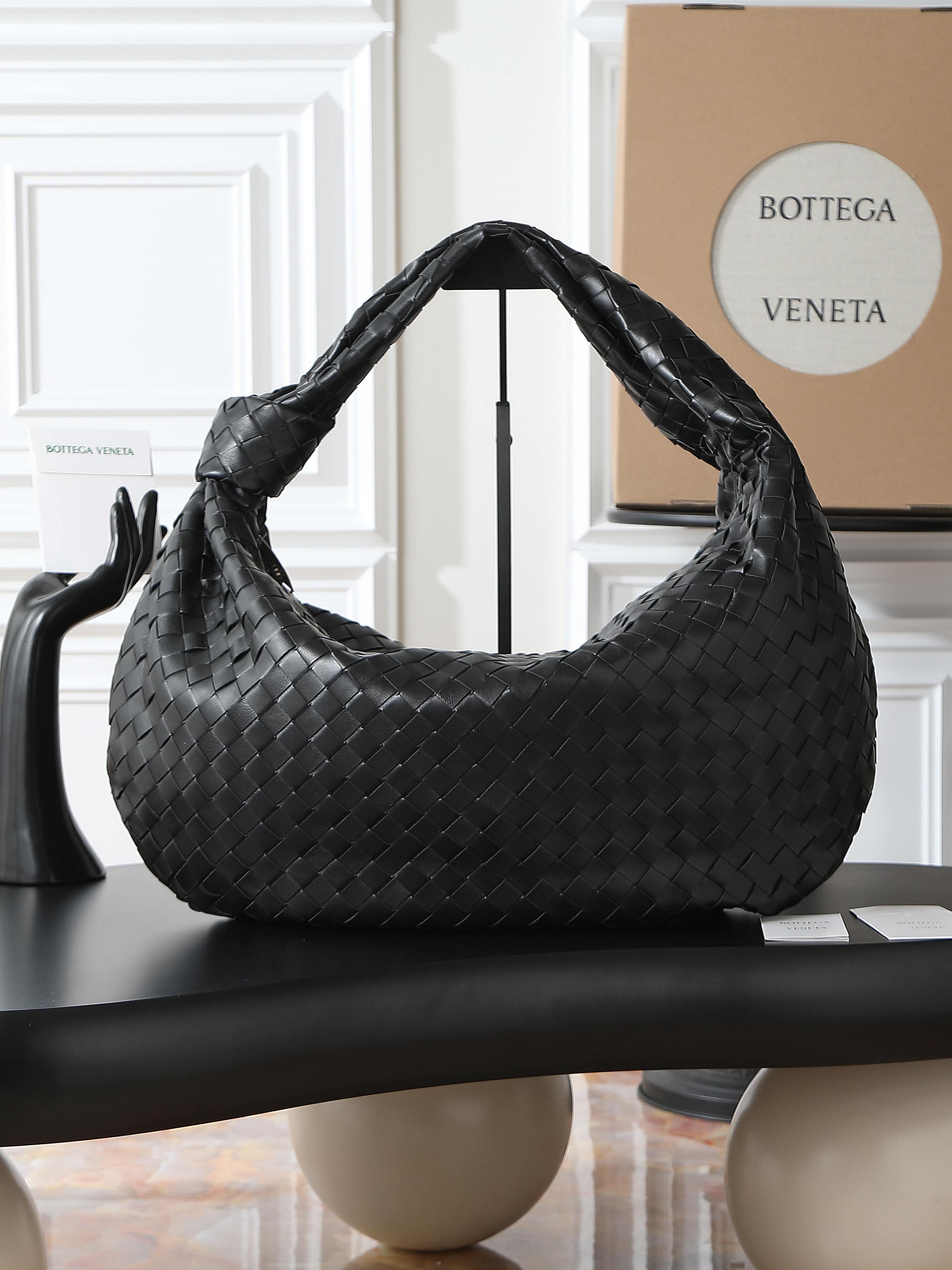 BV's popular Jodie is here in extra large size❗❗❗The appearance fully demonstrates the creativity of the designer and the exquisite weaving skills of the craftsmen. The bag material is made of Nappa lambskin. It feels soft and light. It not only looks very cool, but also shows a casual beauty.
The weaving shape is unique and novel, and every part looks exquisite. Both the choice of color and the use of materials reflect the brand's careful design.
The bag not only satisfies practicality, but also gives people a visual enjoyment.
Size: 54*50*20cm
Model number: 600263